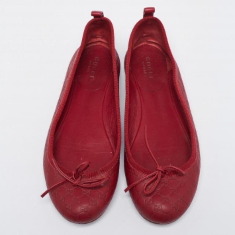 Owing to the versatility of these Gucci flats, you will find yourself reaching out to them more often. They are decorated with bow detailing on the vamps and come made from the signature Microguccissima leather. The slip-on fitting and the low heels
