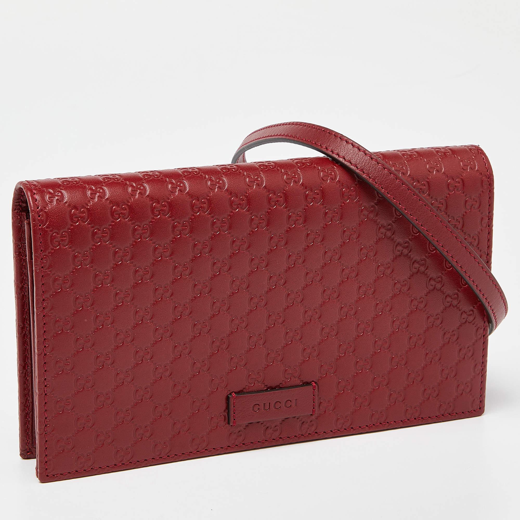 Gucci Red Microguccissima Leather Flap Crossbody Bag In Good Condition In Dubai, Al Qouz 2