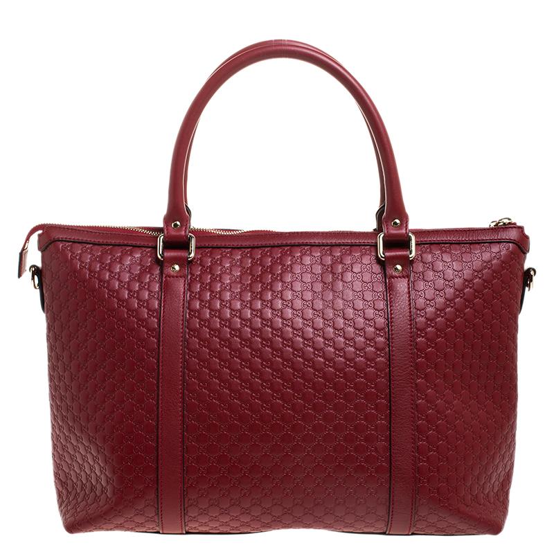 A bag that will never let your style meter down is this one by Gucci. It is a visual treat and a highly durable companion. Crafted from microguccissima leather, the bag has two top handles, a detachable shoulder strap and an ideally spacious canvas