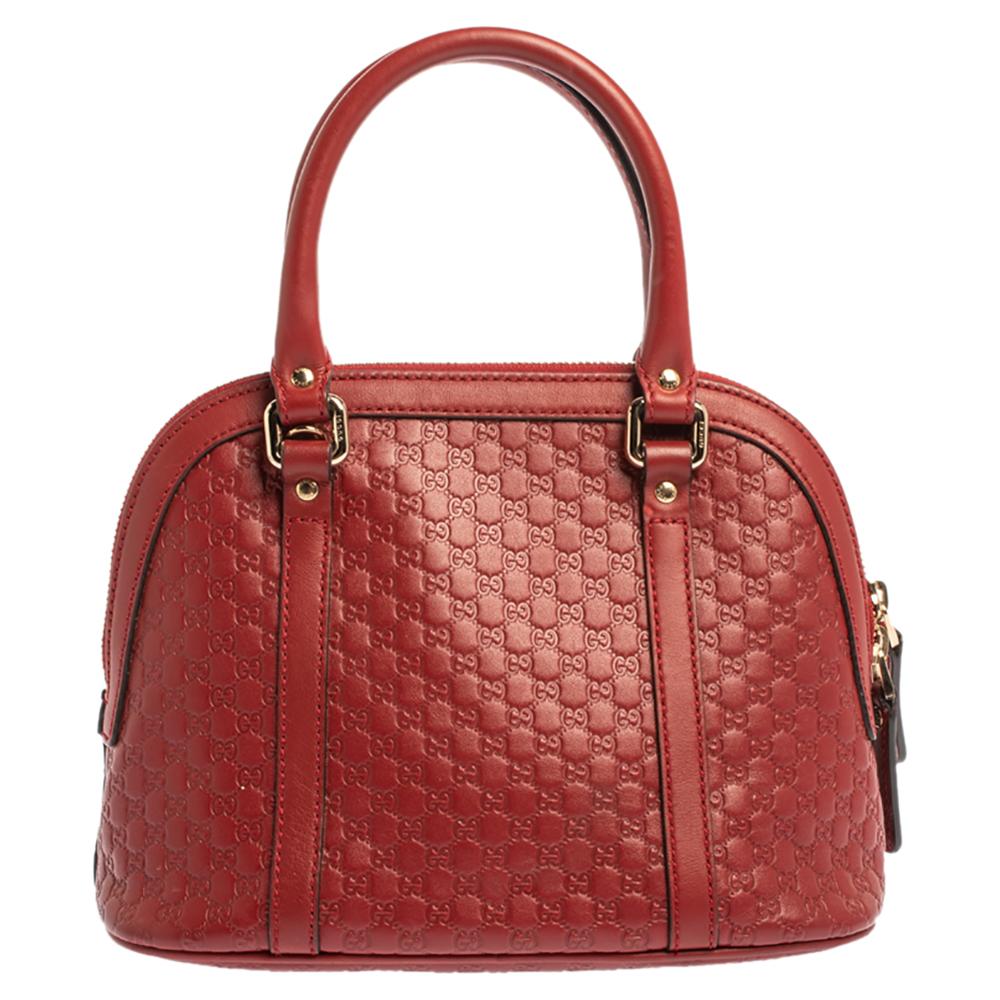 Acquire a completely different look wearing this Mini Dome Bag that has come from the house of Gucci. Its red color leaves a powerful impact on the onlookers, and Microguccissima leather speaks out for grace and softness. The versatility lies in the