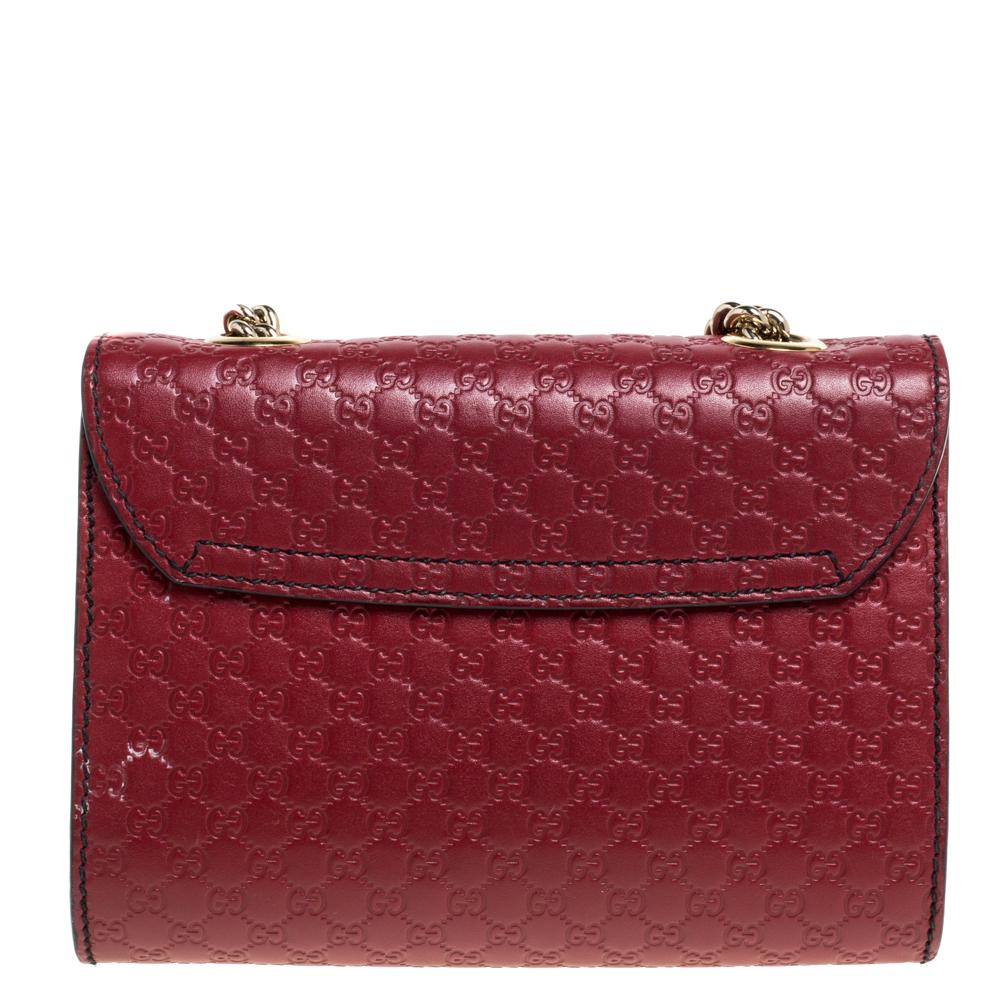 Gucci's handbags are not only well-crafted but they are also coveted because of their high appeal. This Emily Chain shoulder bag, like all of Gucci's creations, is fabulous and closet-worthy. It has been crafted from Microguccissima leather and