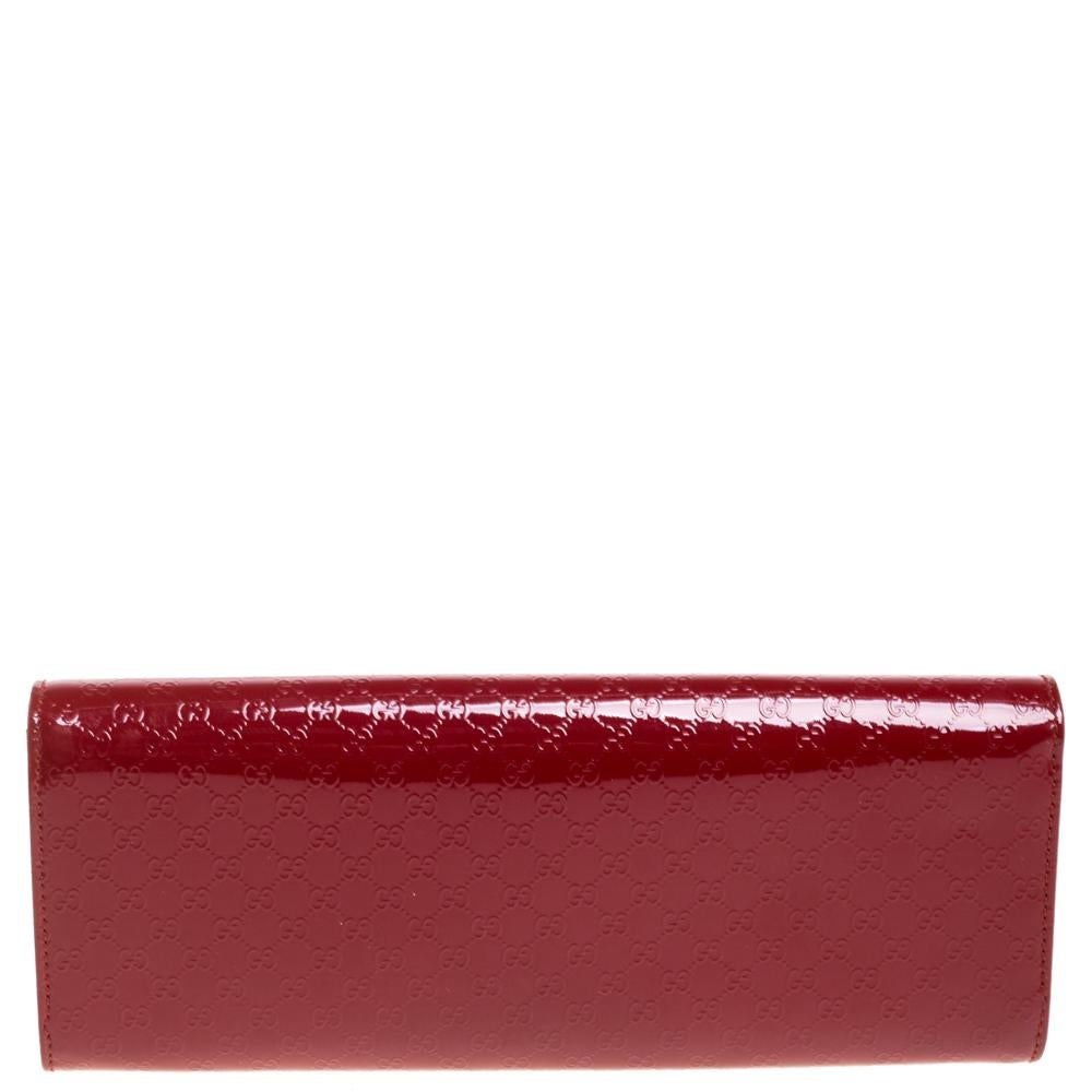 It is so easy to fall in love with this clutch from Gucci. Red in color and stunning in appeal, this creation will be a fine addition to your closet. Meticulously crafted from Microguccissima patent leather, this Broadway clutch comes styled with a