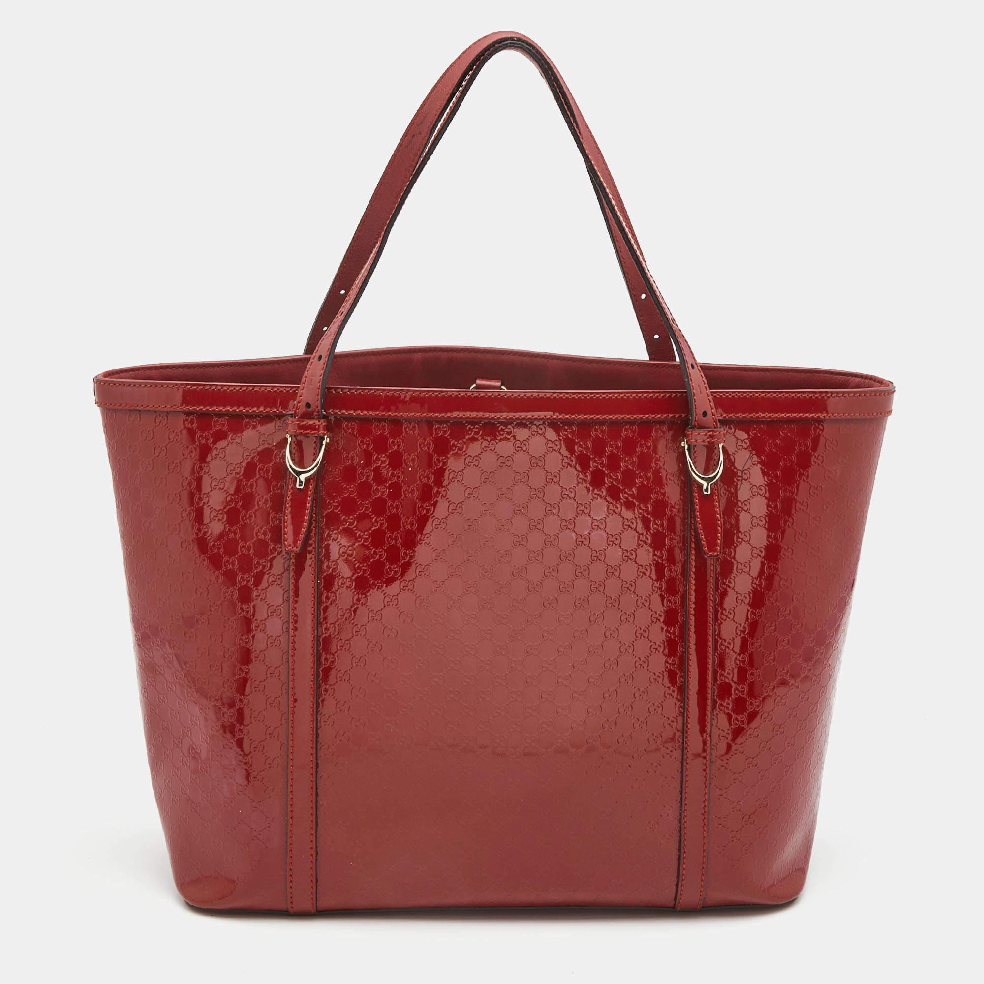 Gucci brings to you this amazing Nice tote that is smart and very modern. Made in Italy, this red bag is crafted from Microguccissima patent leather and features matching, smooth trims as well as dual top handles. The spacious interior is sized to