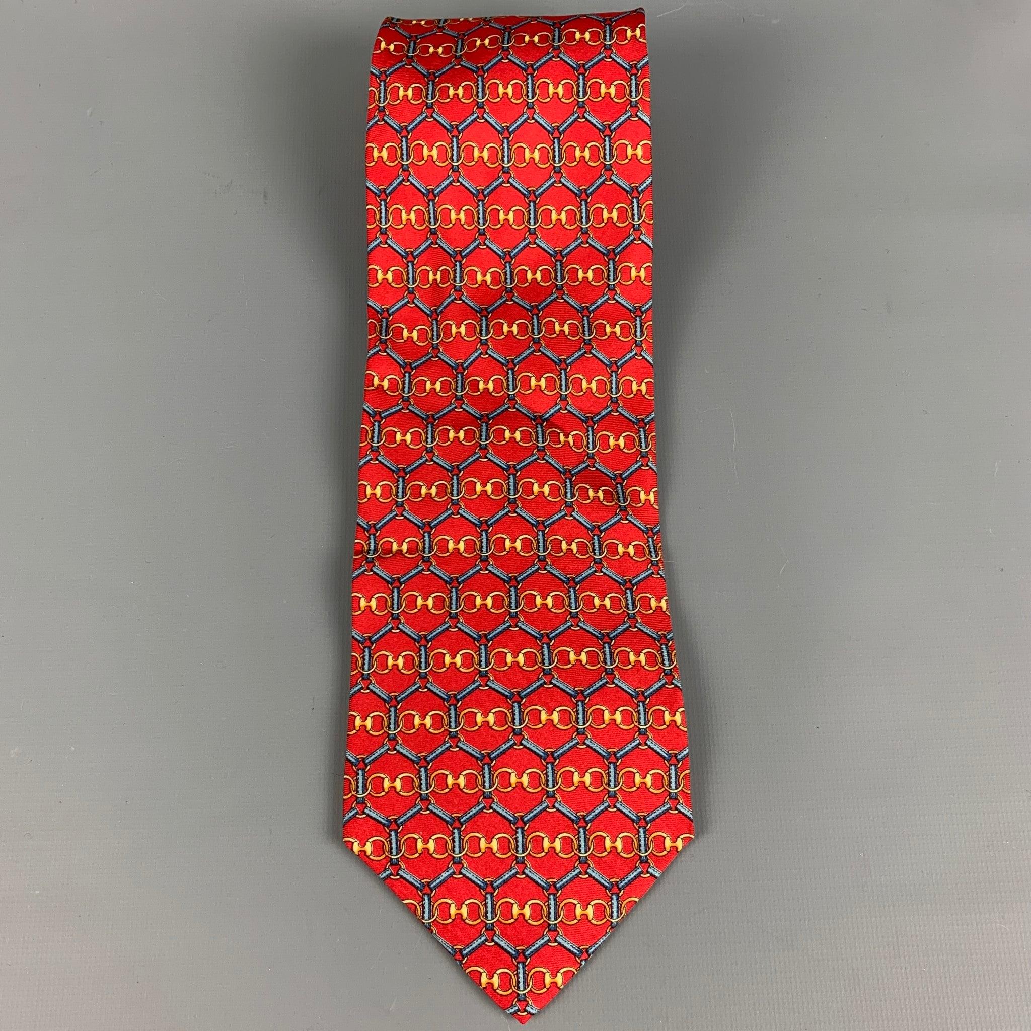 GUCCI
Cravate en soie rouge à motifs de maillons de chaîne multicolores. Fabriqué en Italie. Excellent état. 

Mesures : 
  Largeur : 3,5 pouces Longueur : 58 pouces 
  
  
 
Référence : 127788
Catégorie : Cravate
Plus de détails
    
Marque : 