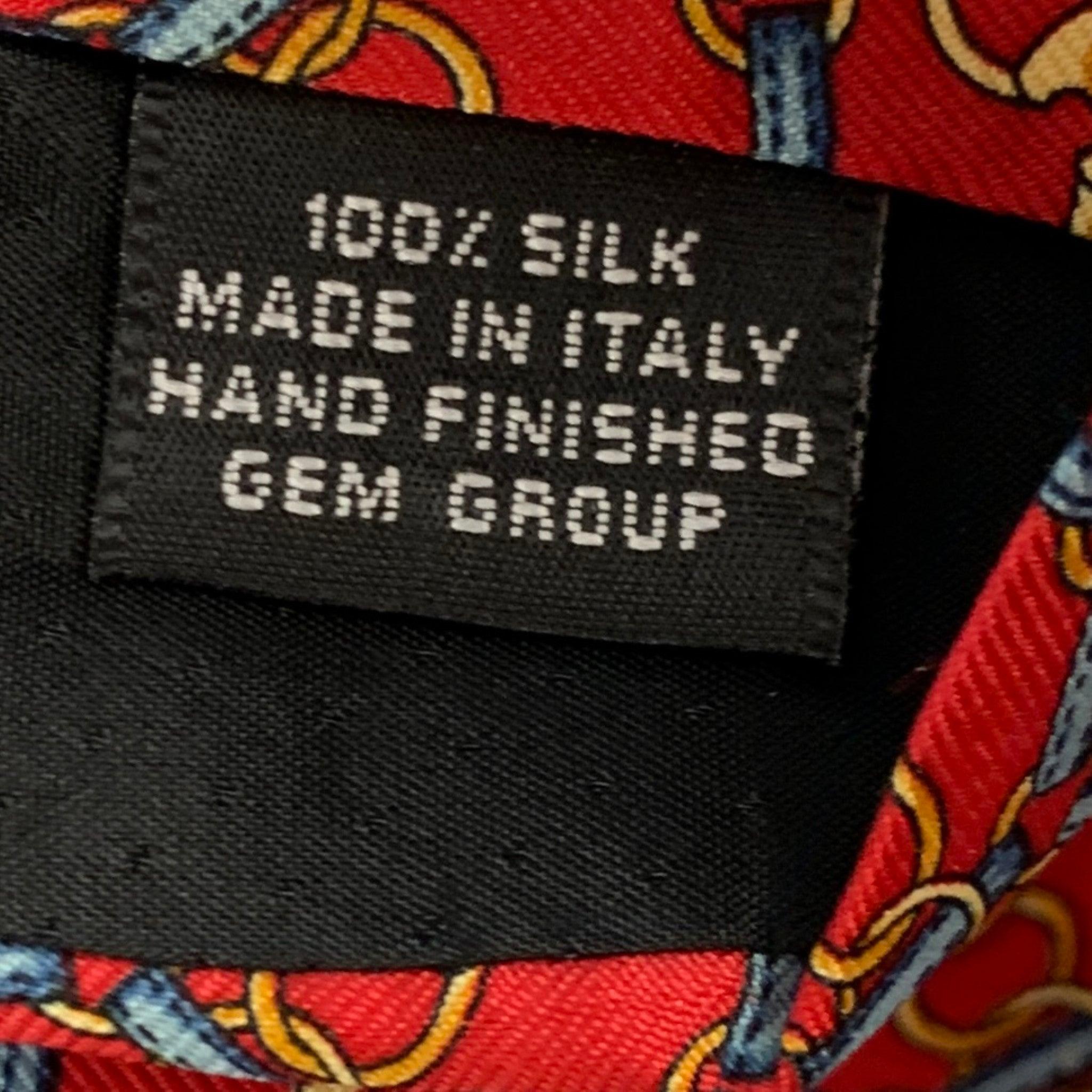 Gucci - Cravate en soie rouge à maillons de chaîne multicolores en vente 1