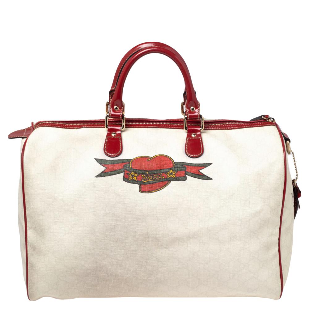 This Joy Boston bag by Gucci is a buy you won't regret. Crafted from GG Supreme canvas and styled with patent leather trims, the bag has a well-sized fabric interior and two top handles for you to easily swing. The piece is complete with the brand