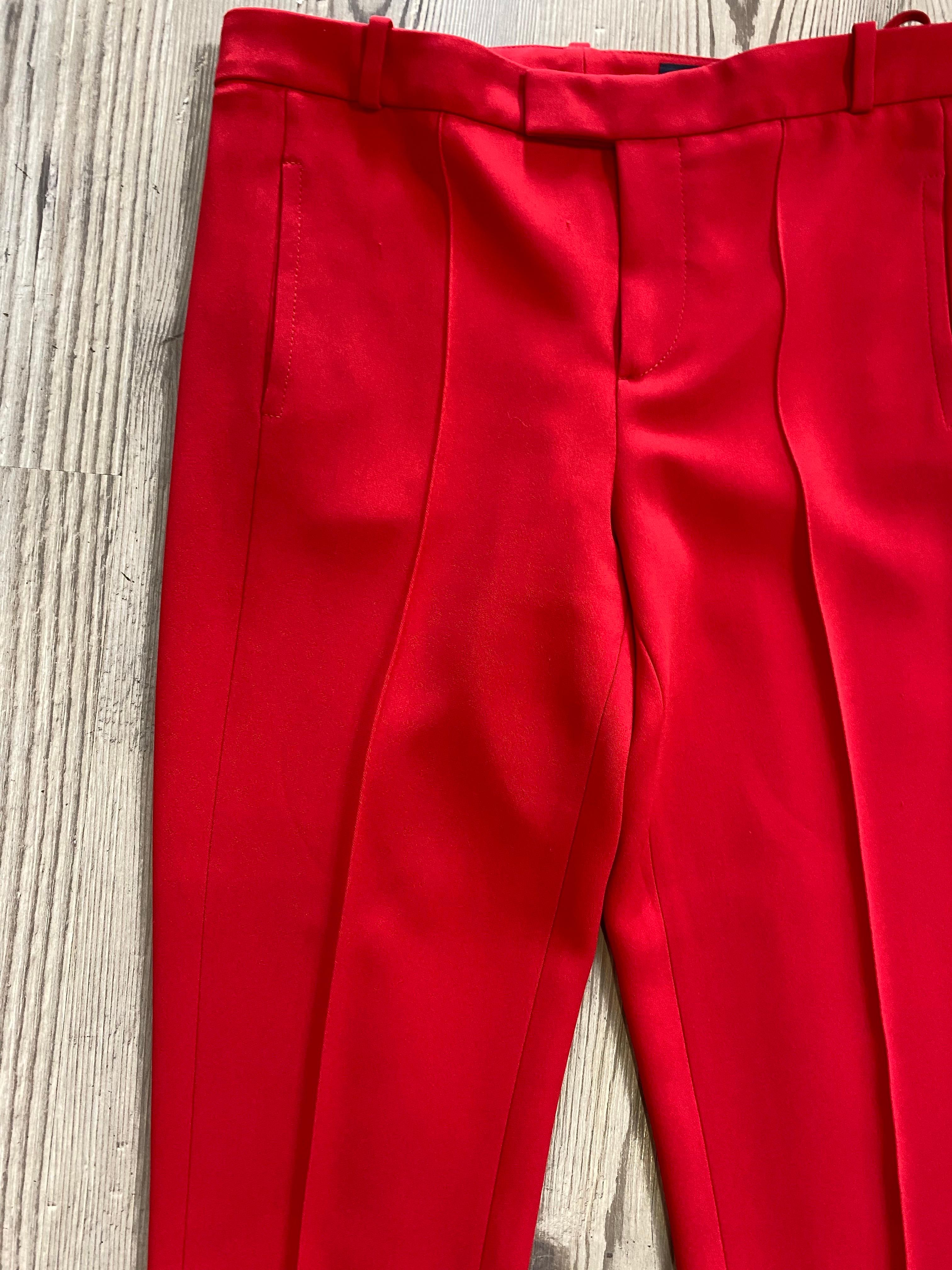 Rote Gucci-Hose.
Größe 40 IT.
49% Viskose, 48% Acetat, 3% Elasthan.
Hergestellt in Italien.
Taille 40 cm.
Beinlänge 92 cm.
Ausgezeichneter Zustand, hat Defekte wie auf den Fotos gezeigt und normale Gebrauchsspuren.