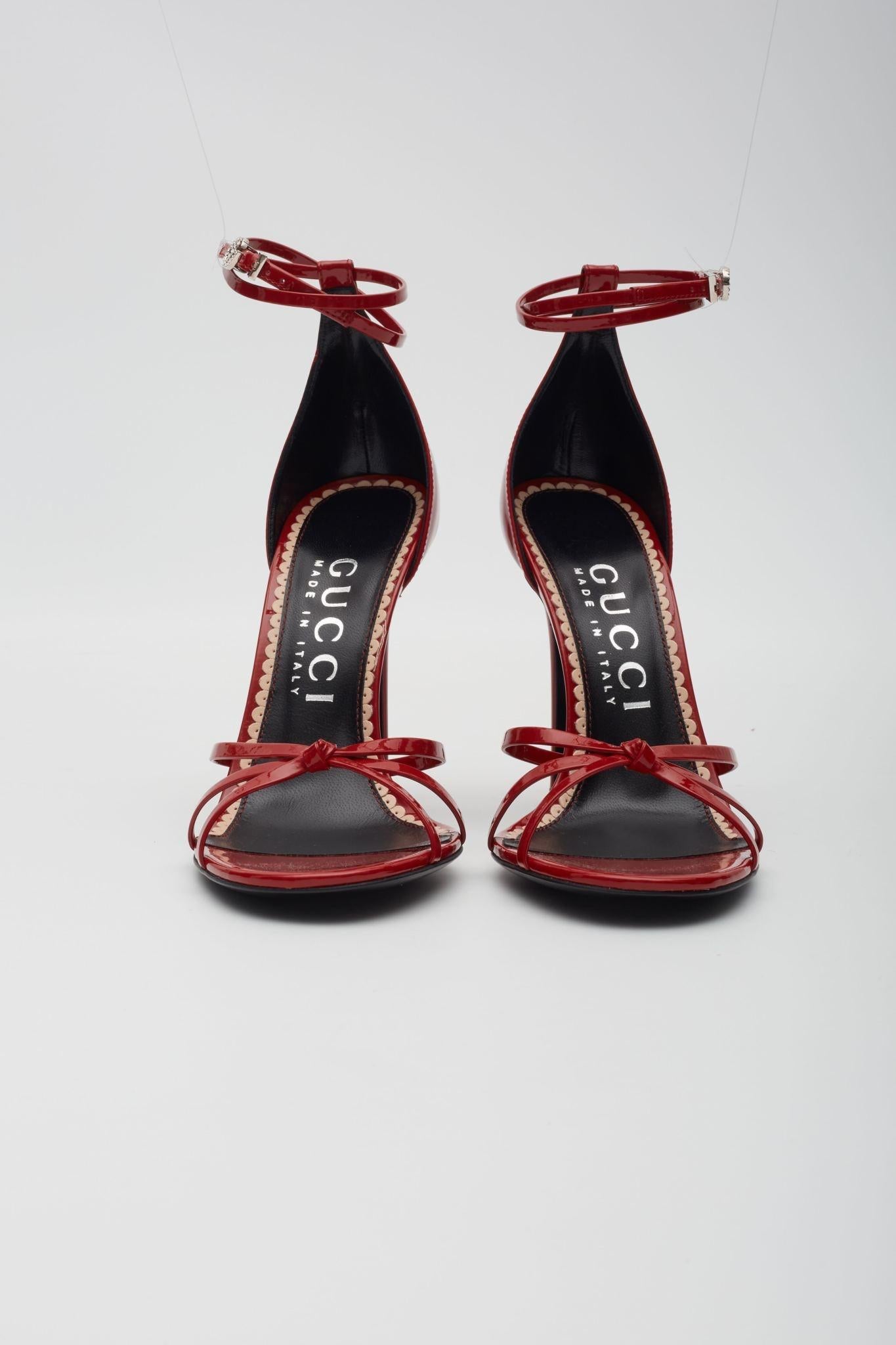 Color: Red
Material: Patent leather
Model No. 748867

EU 39.5
Heel Height: 100 mm / 4”
Condition: New
Comes with: dust bag and dust bag

Made in Italy