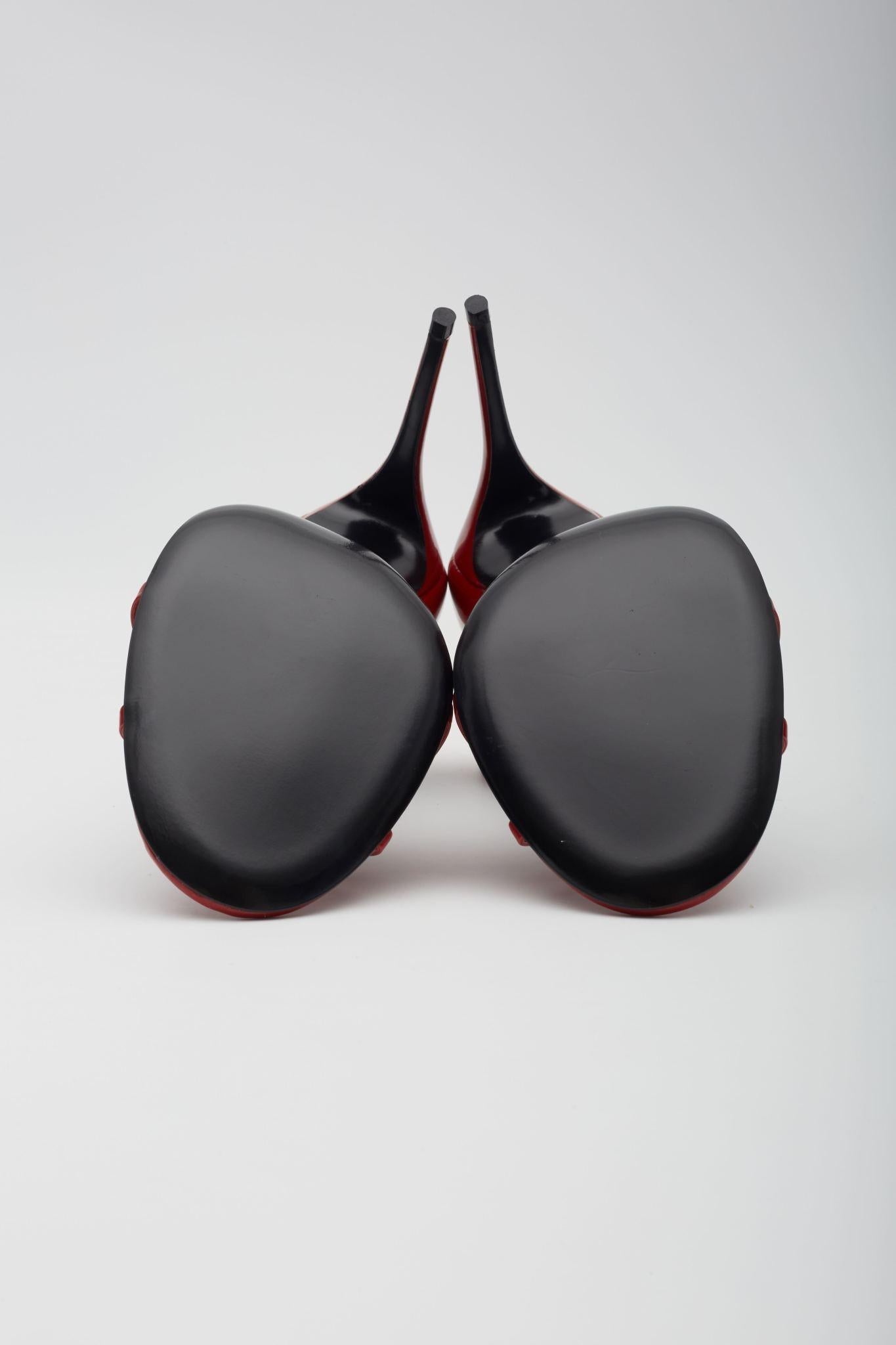 Gucci Red Patent Crystal Bow 100 Heels EU 39.5 In Excellent Condition For Sale In Montreal, Quebec