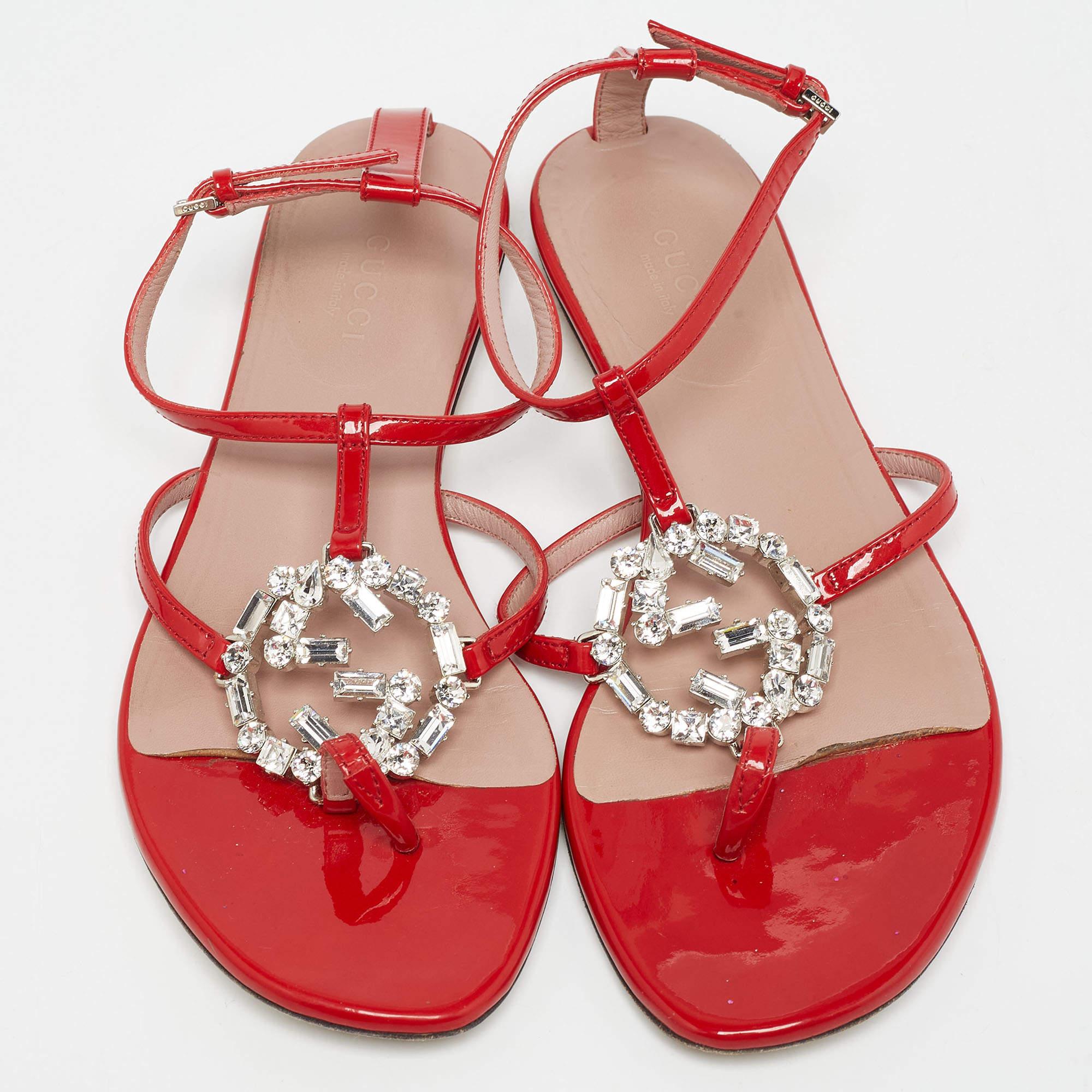 Gucci Red Patent GG Interlocking Crystal Embellished Ankle Strap Size 36 In Fair Condition For Sale In Dubai, Al Qouz 2