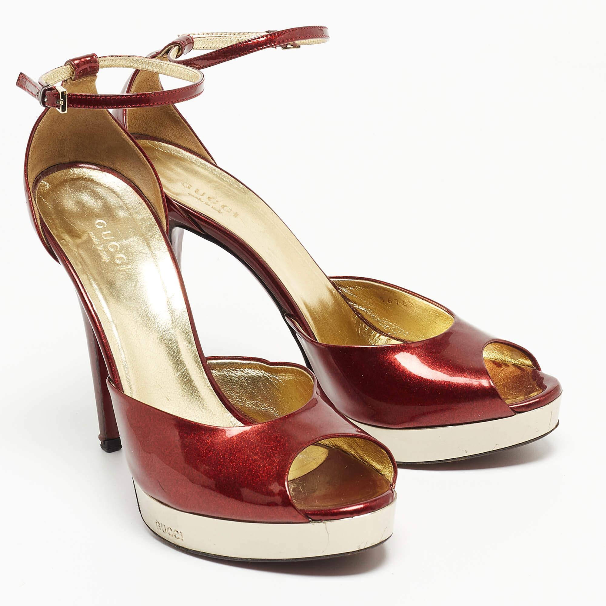 Gucci Sandali con cinturino alla caviglia in vernice rossa misura 38.5 In condizioni buone in vendita a Dubai, Al Qouz 2