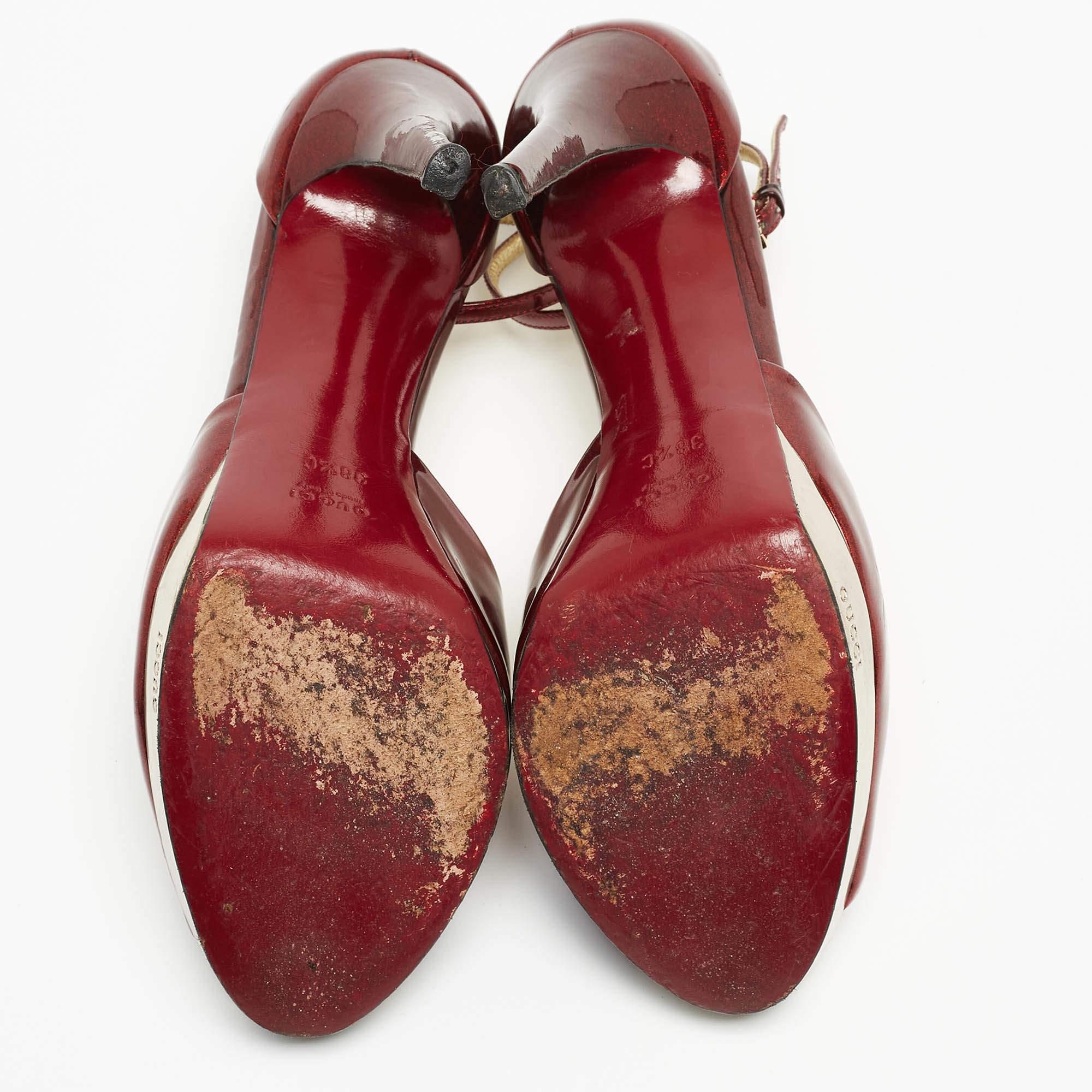 Gucci Sandali con cinturino alla caviglia in vernice rossa misura 38.5 in vendita 1