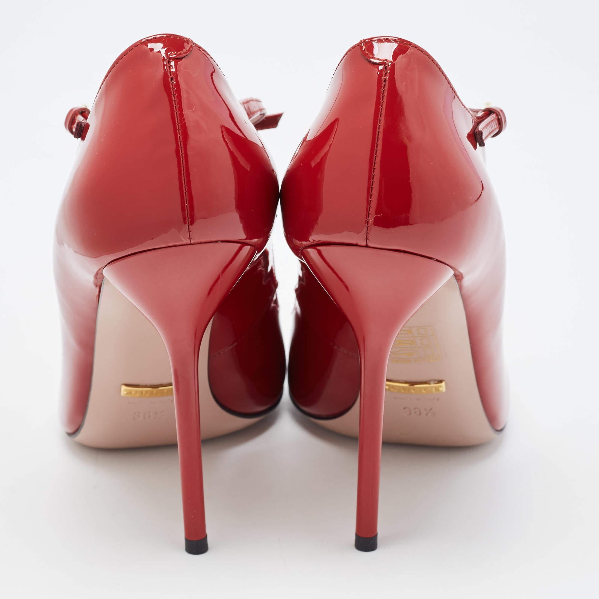 Gucci Red Patent Leather Bow Accents T-Strap Pumps Size 38.5 In Good Condition For Sale In Dubai, Al Qouz 2