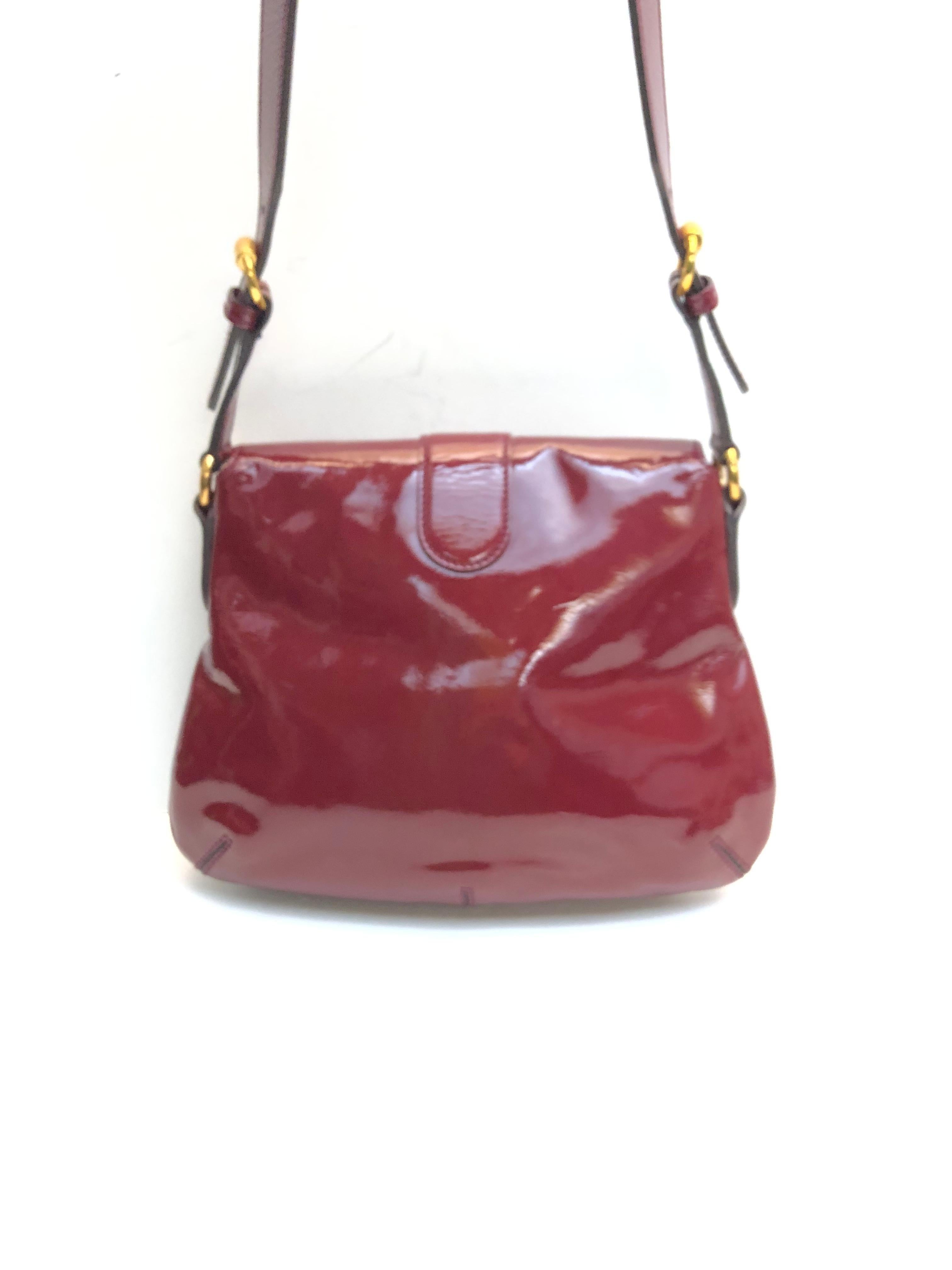 Brown Gucci red patent leather gold hardware flap shoulder bag For Sale