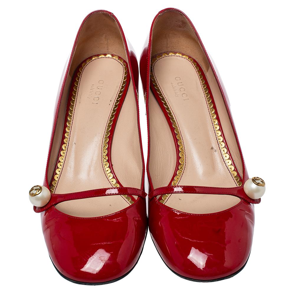 These Gucci pumps come in a mary jane silhouette and are as feminine and stylish as they can get— thanks to the logo-accented pearl button closure and gold-tone curved heels. With round toes, glossy patent leather construction, and a red shade,