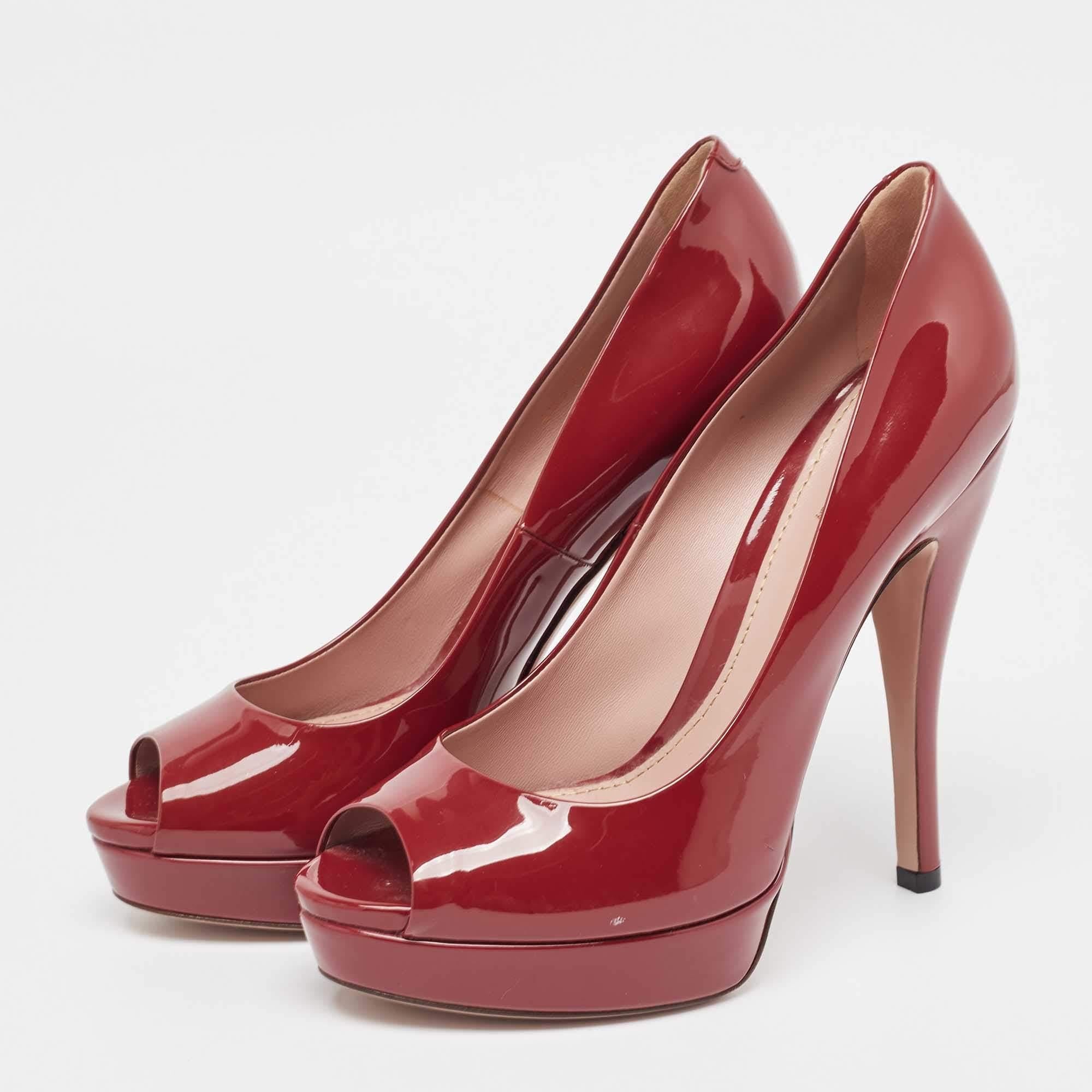 Curvaceous arches a feminine appeal and a well built structure define this set of designer pumps. Coming with comfortable insoles and sleek heels style them with your favorite outfits.
