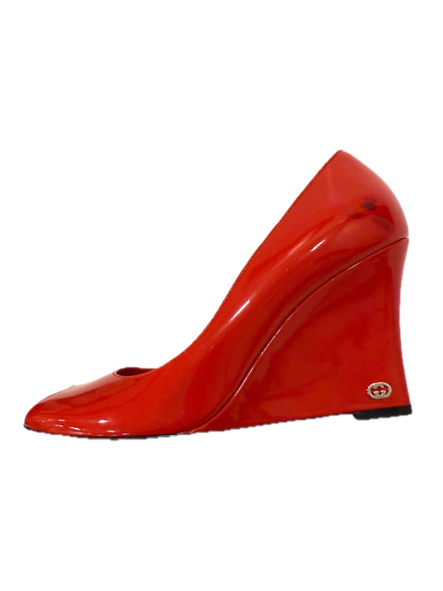 Gucci - Escarpins à semelle compensée en cuir verni rouge
Printemps/Été 2011 Taille 38.5 en vente 6