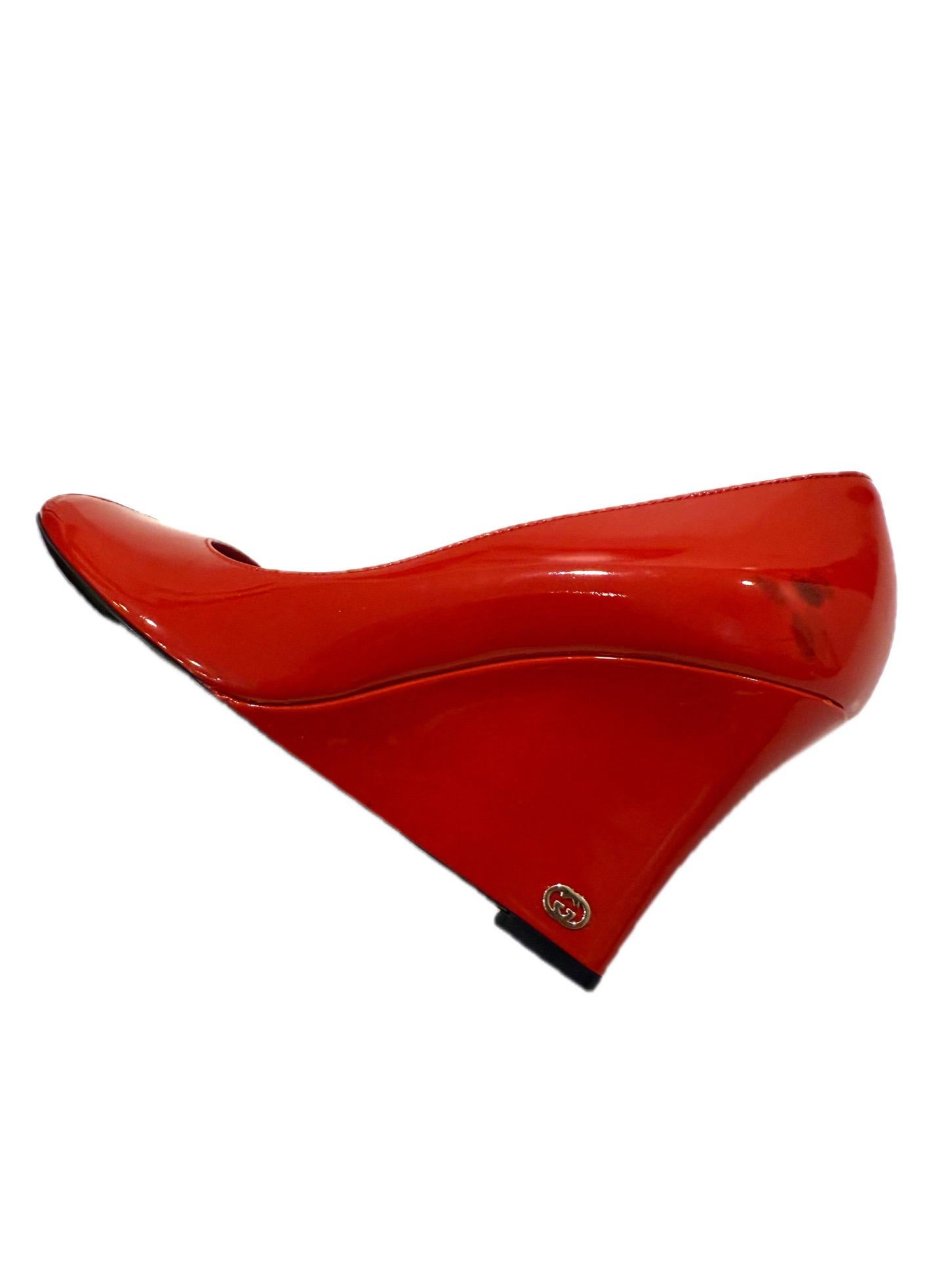 Gucci - Escarpins à semelle compensée en cuir verni rouge
Printemps/Été 2011 Taille 38.5 en vente 7