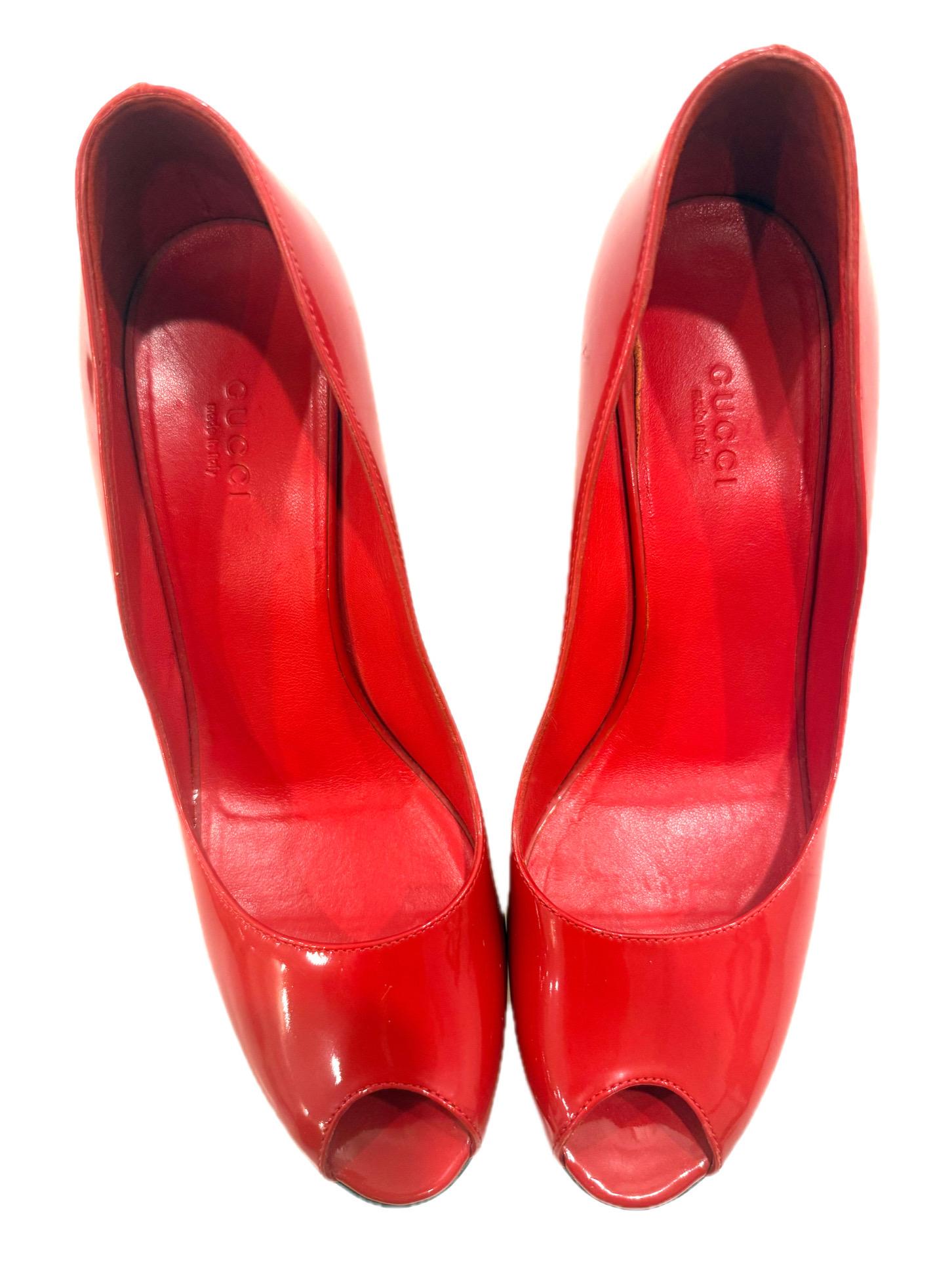 Gucci - Escarpins à semelle compensée en cuir verni rouge
Printemps/Été 2011 Taille 38.5 en vente 9