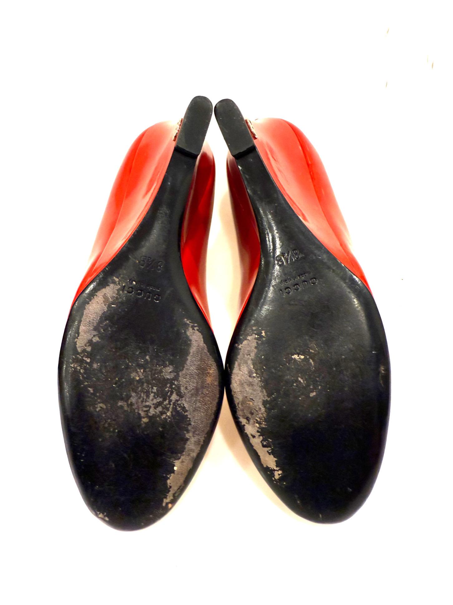 Gucci - Escarpins à semelle compensée en cuir verni rouge
Printemps/Été 2011 Taille 38.5 en vente 10