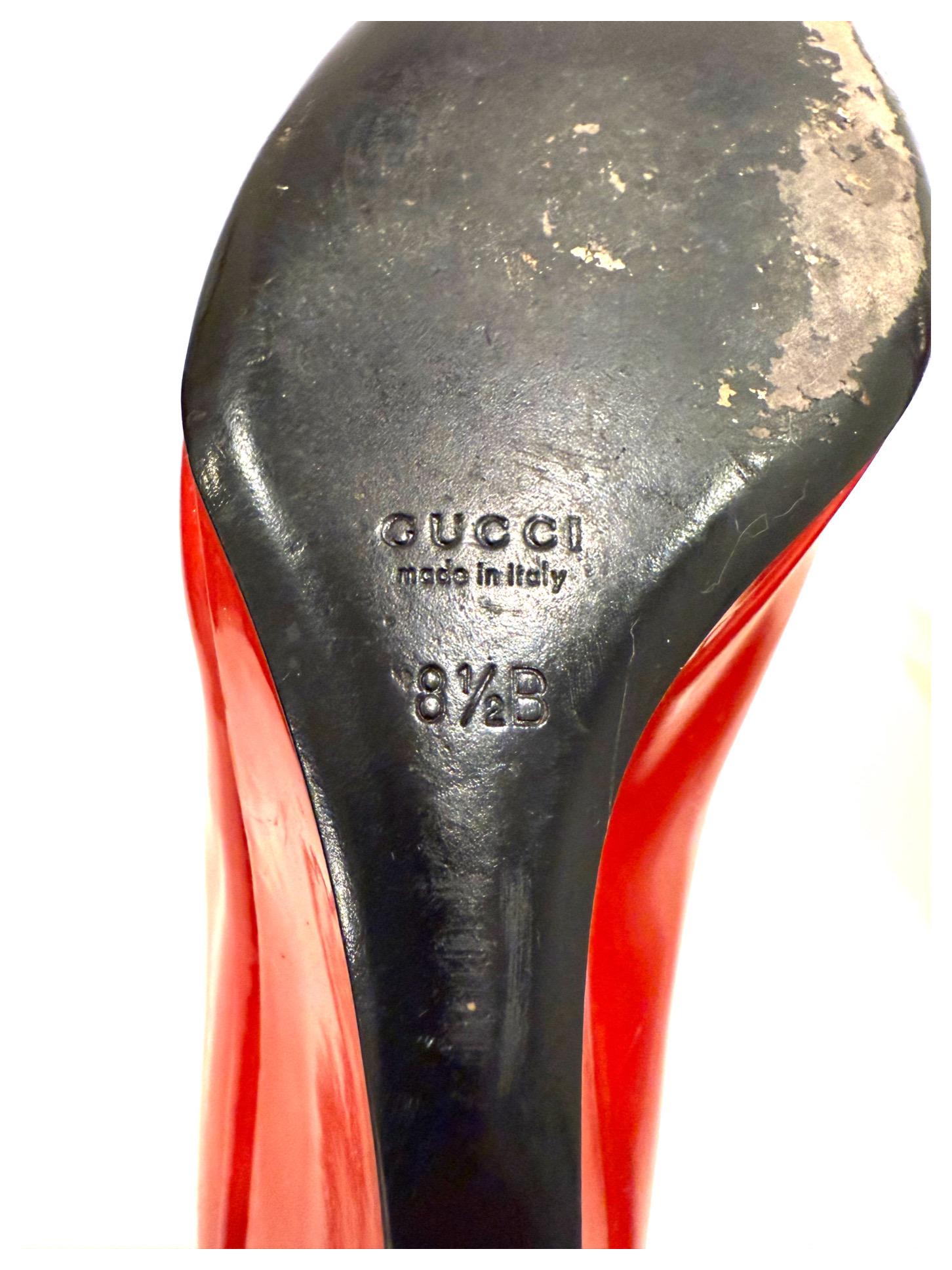 Gucci - Escarpins à semelle compensée en cuir verni rouge
Printemps/Été 2011 Taille 38.5 en vente 11