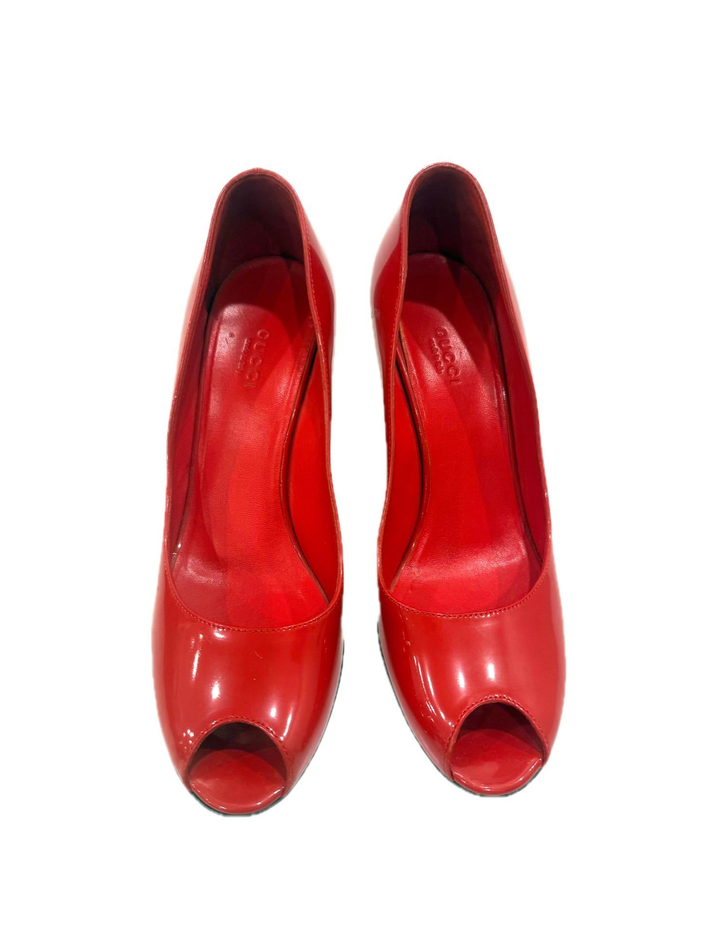 Gucci - Escarpins à semelle compensée en cuir verni rouge
Collectional printemps/été 2011
Fabriqué en Italie

Ces chaussures compensées Gucci de l'époque Frida Giannini allient féminité raffinée et savoir-faire italien. La silhouette élégante en