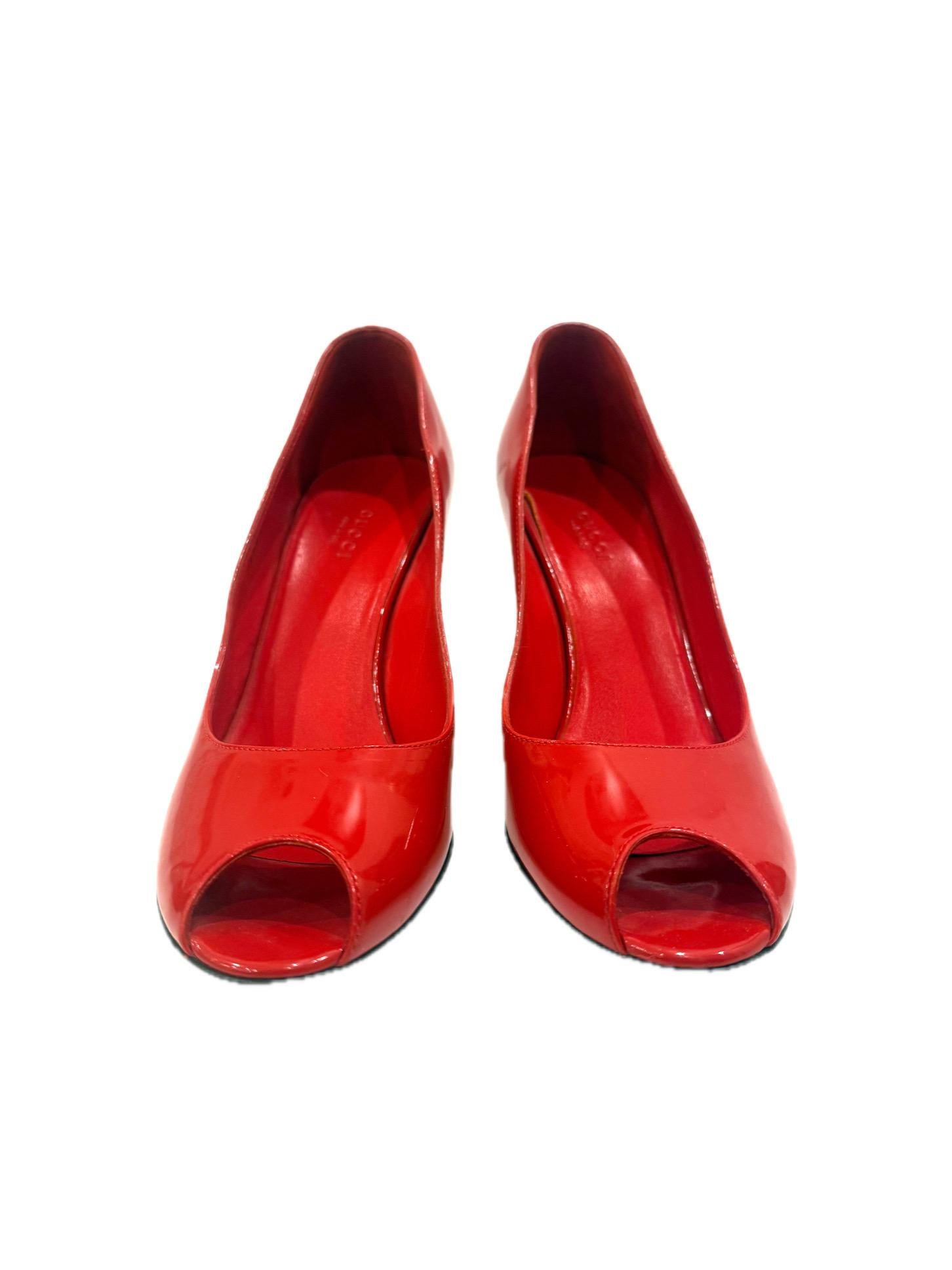 Rouge Gucci - Escarpins à semelle compensée en cuir verni rouge
Printemps/Été 2011 Taille 38.5 en vente