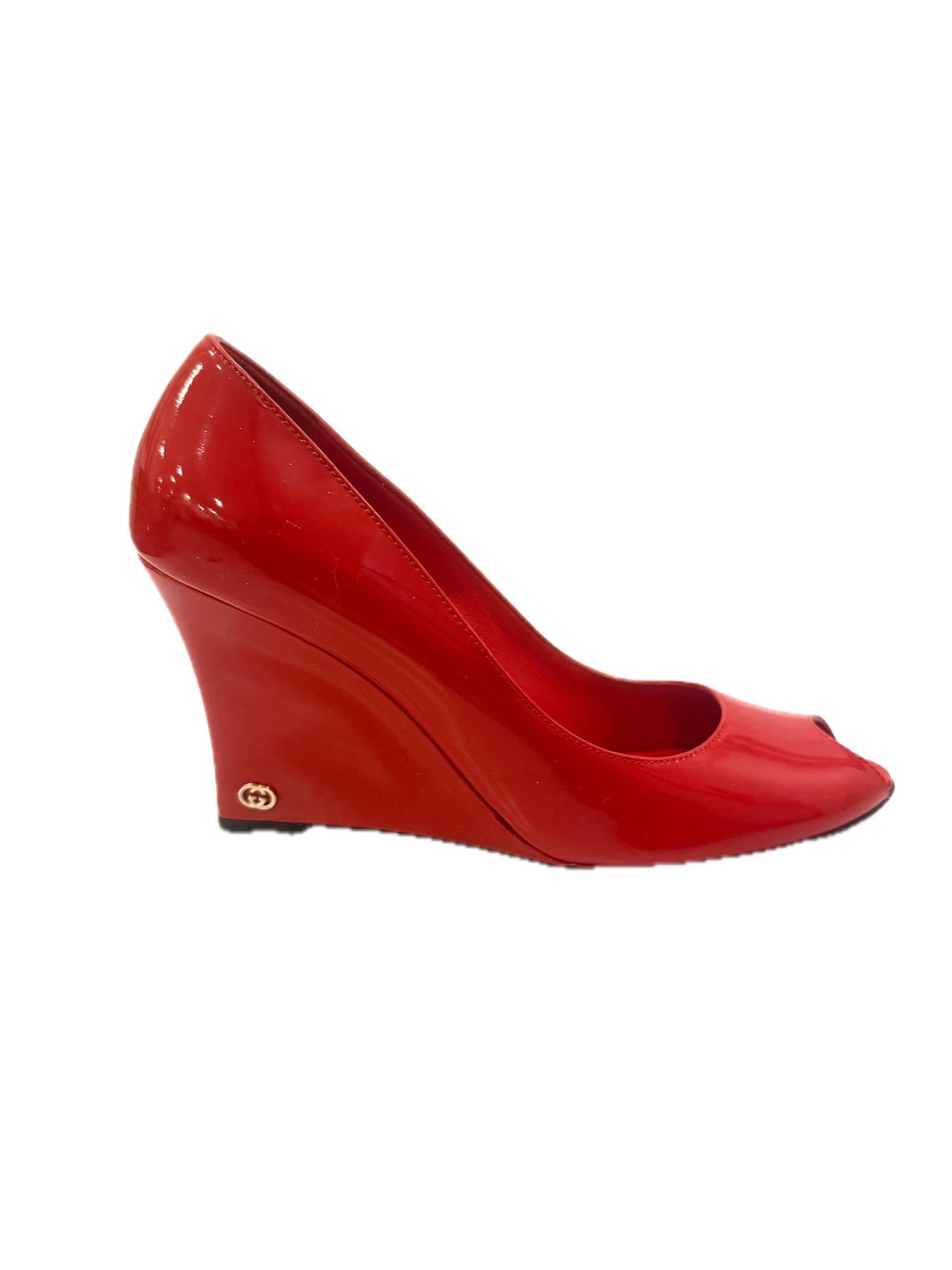 Gucci - Escarpins à semelle compensée en cuir verni rouge
Printemps/Été 2011 Taille 38.5 Bon état - En vente à Woodland Hills, CA