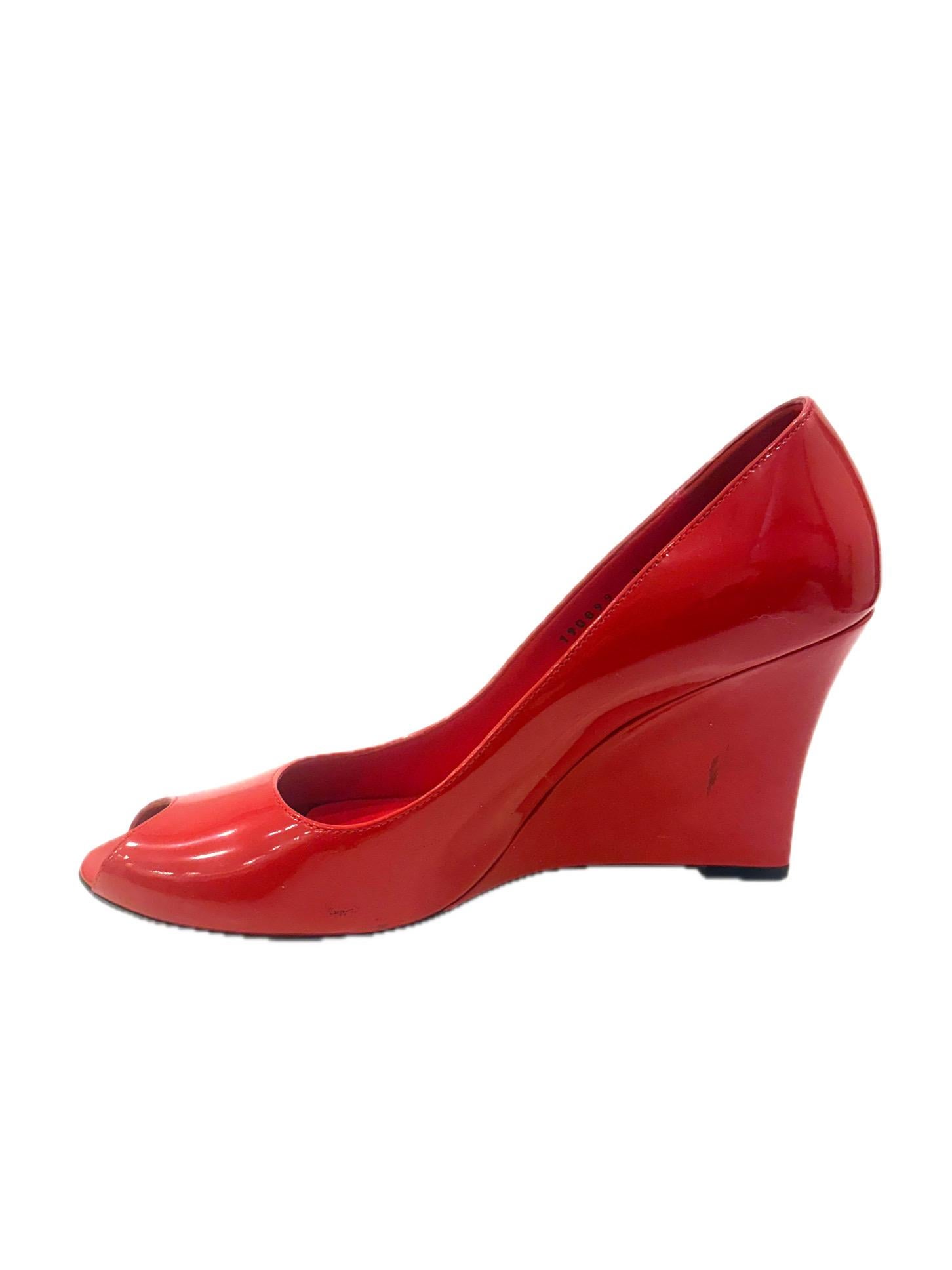Gucci - Escarpins à semelle compensée en cuir verni rouge
Printemps/Été 2011 Taille 38.5 en vente 1