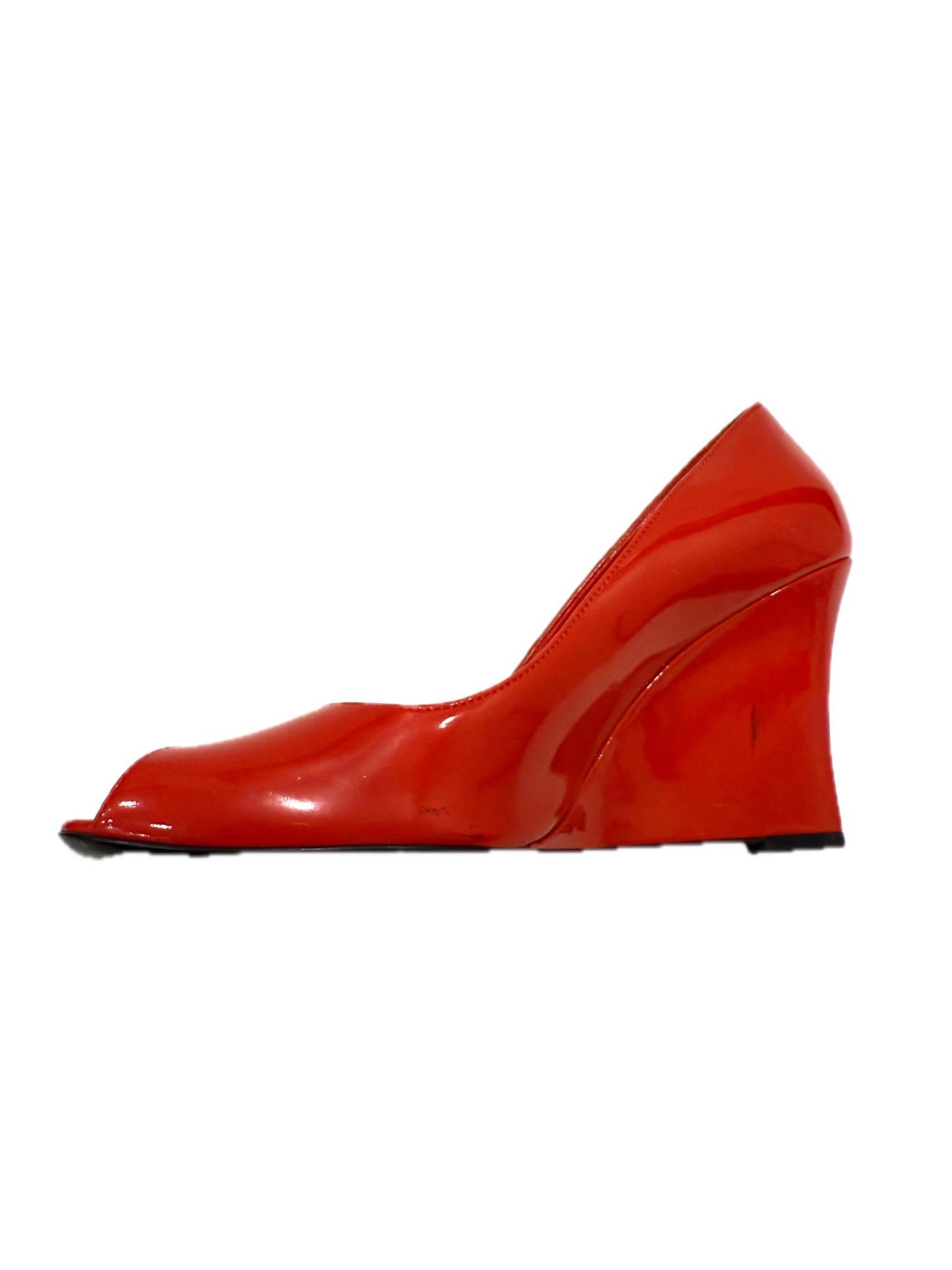 Gucci - Escarpins à semelle compensée en cuir verni rouge
Printemps/Été 2011 Taille 38.5 en vente 2