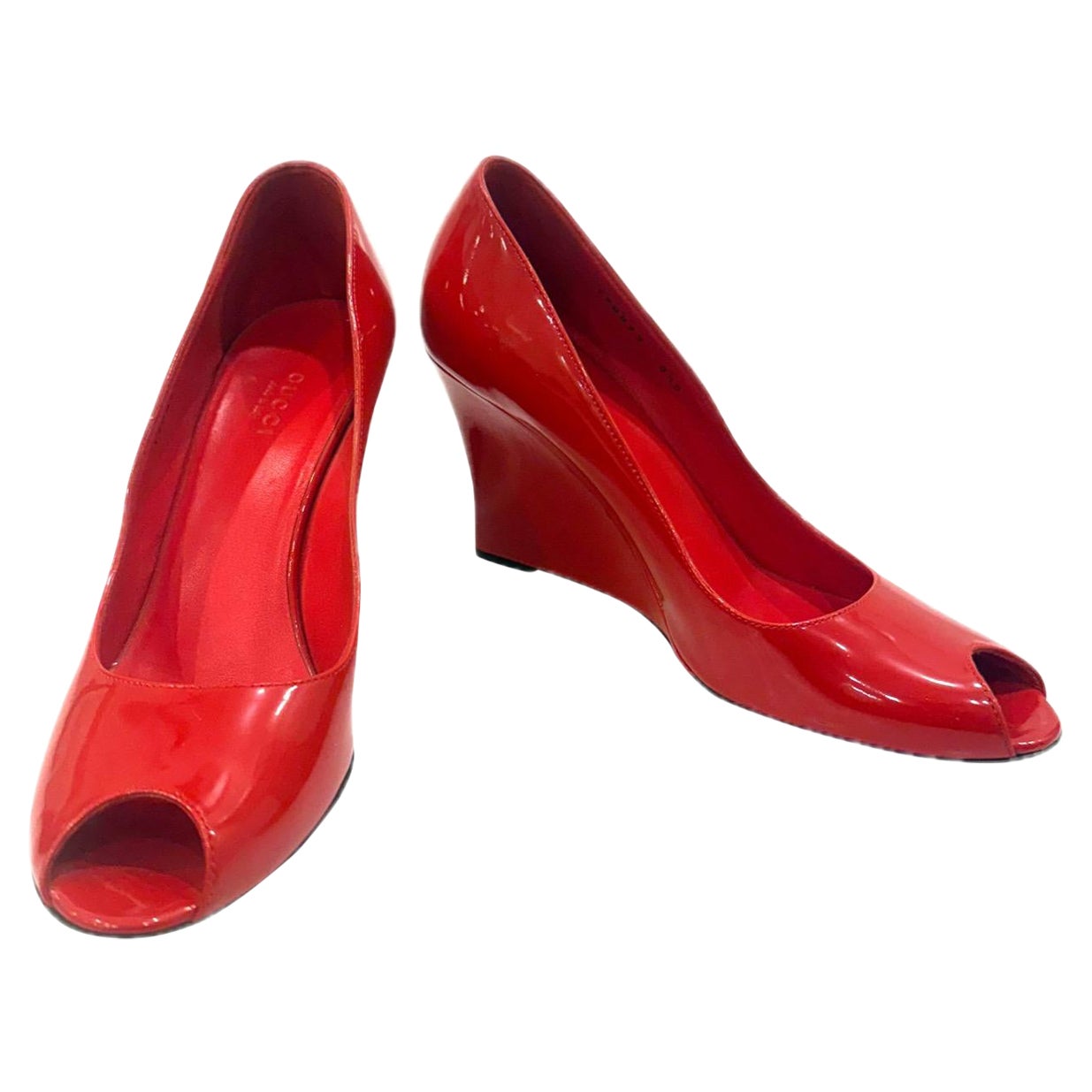 Gucci - Escarpins à semelle compensée en cuir verni rouge
Printemps/Été 2011 Taille 38.5