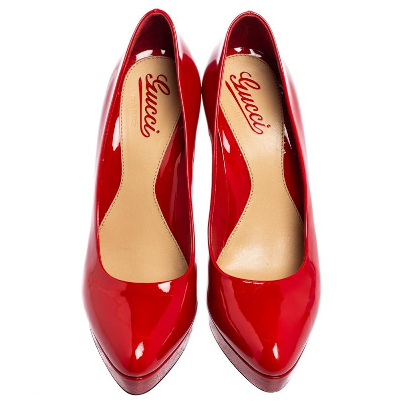Jazz up your look with these Gucci pumps that come crafted from patent leather. The red pumps feature covered toes and are equipped with comfortable leather-lined insoles and 12.5 cm heels supported by platforms.

