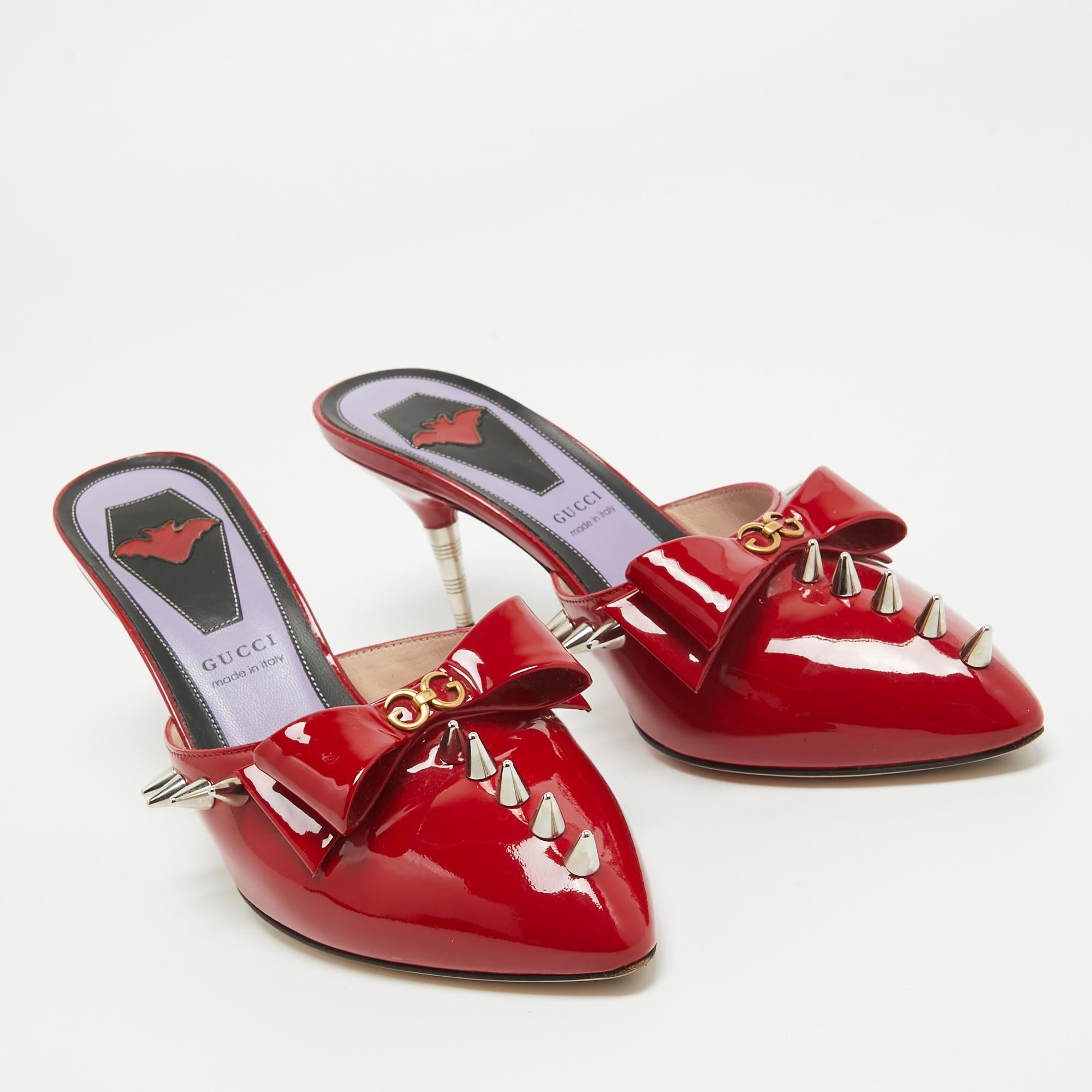 Characterized by edgy spike details, these Gucci mules are a statement pair and can take your look to a whole new level. They are skillfully crafted from patent leather in a ravishing red hue and feature pointed toes. These sandals offer maximum