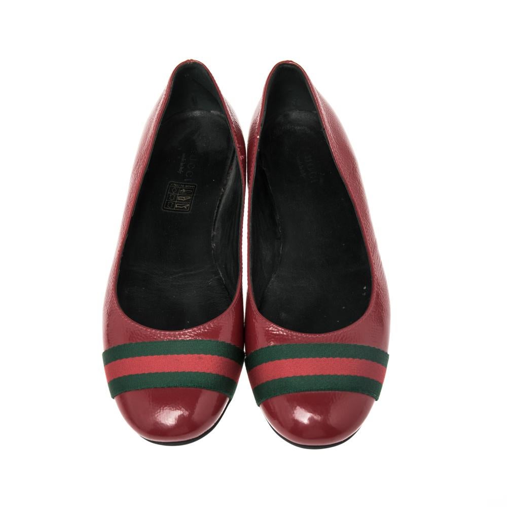 These Gucci ballet flats are simply elegant and luxe. Crafted from patent leather, they flaunt Web stripe details on the uppers, round toes, and leather insoles for maximum ease when you walk.

