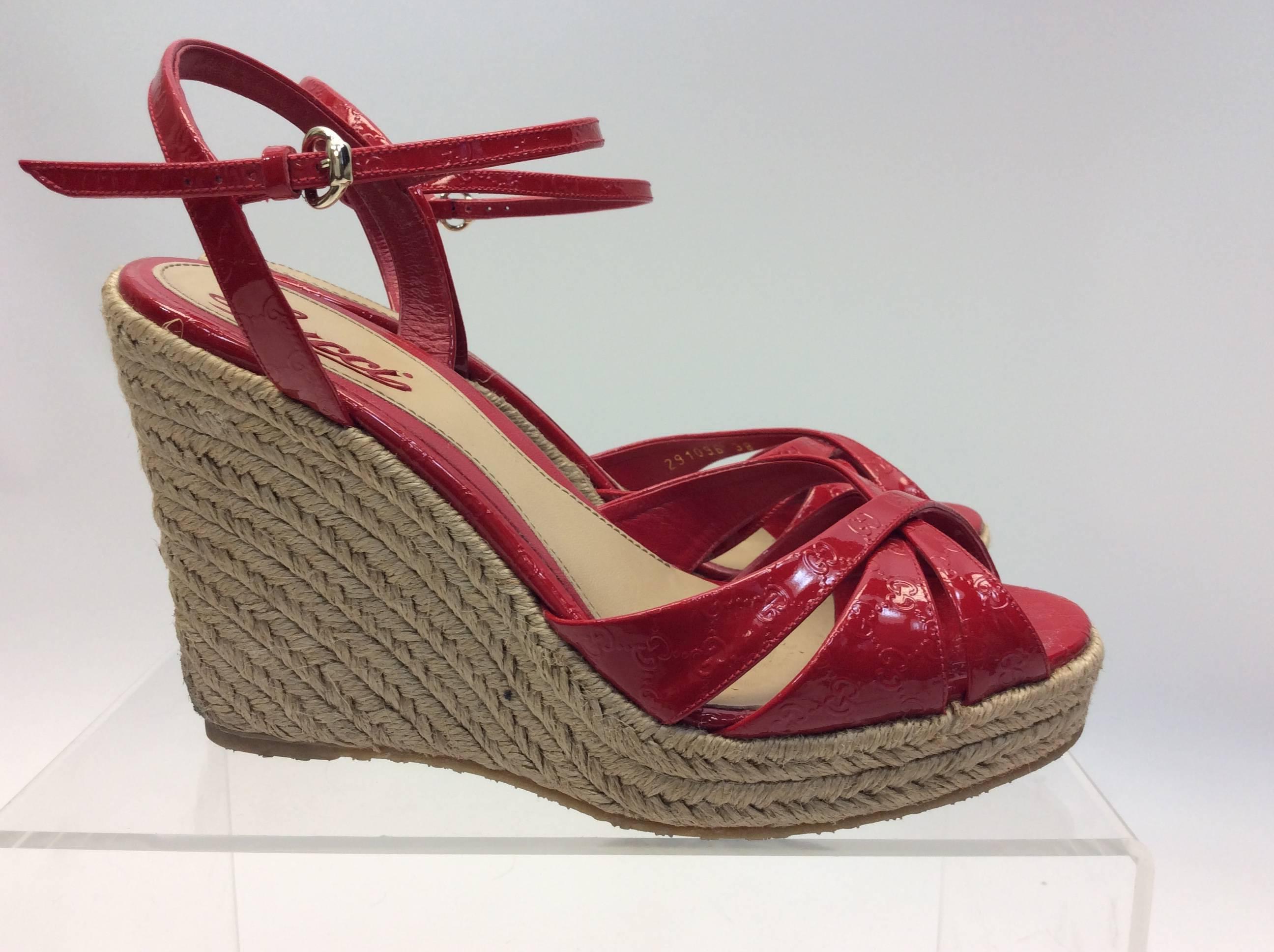 Gucci Red Patent Leather Wedge In Excellent Condition For Sale In Narberth, PA