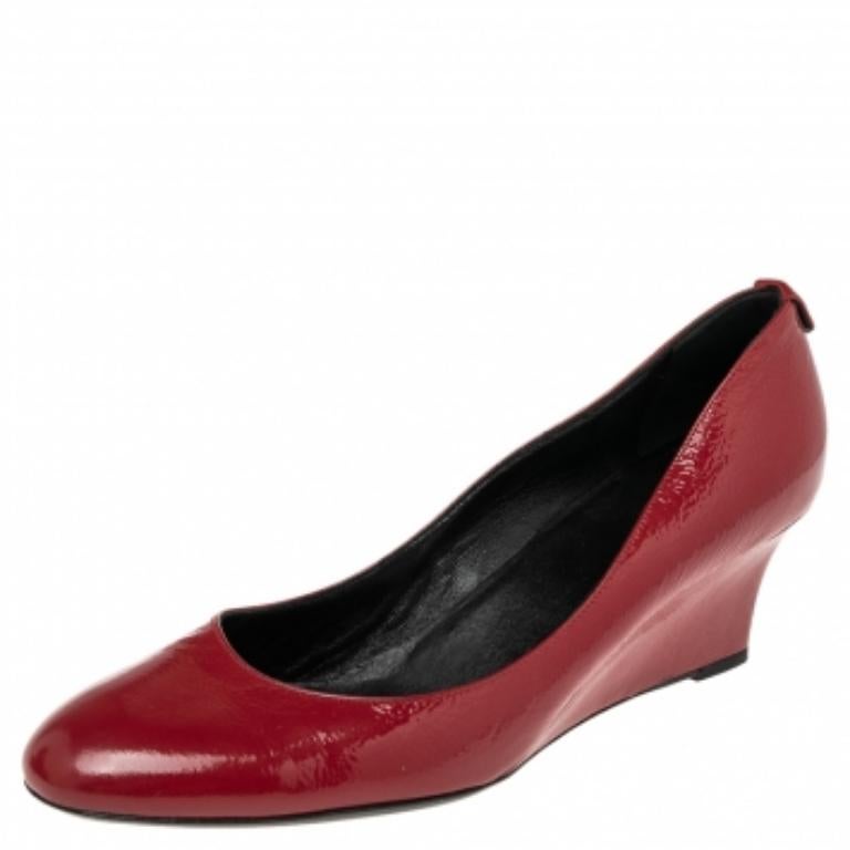 Brown Gucci Red Patent Leather Wedge Round Toe Pumps Size 40