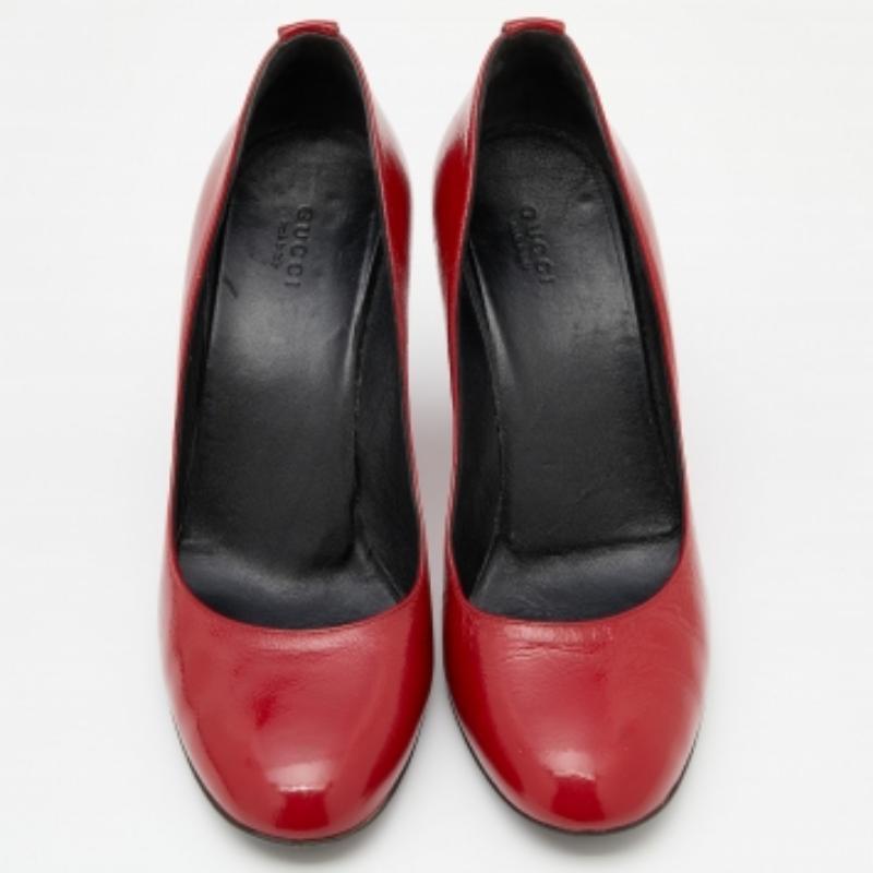 Gucci escarpins à bout rond en cuir verni rouge, taille 40 Bon état à Dubai, Al Qouz 2