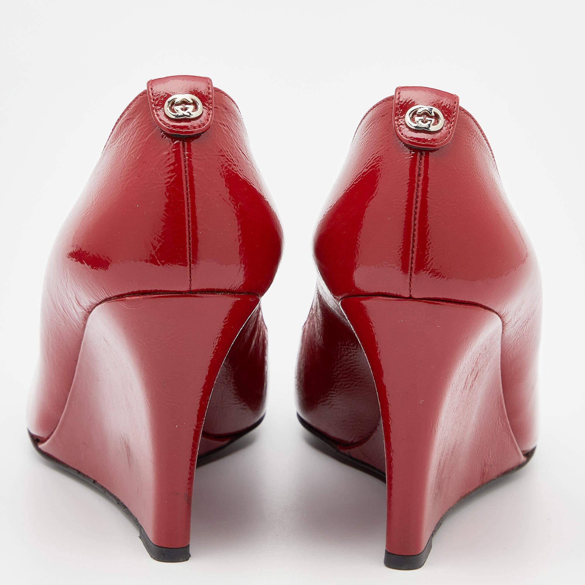 Gucci escarpins à bout rond en cuir verni rouge, taille 40 Bon état - En vente à Dubai, Al Qouz 2