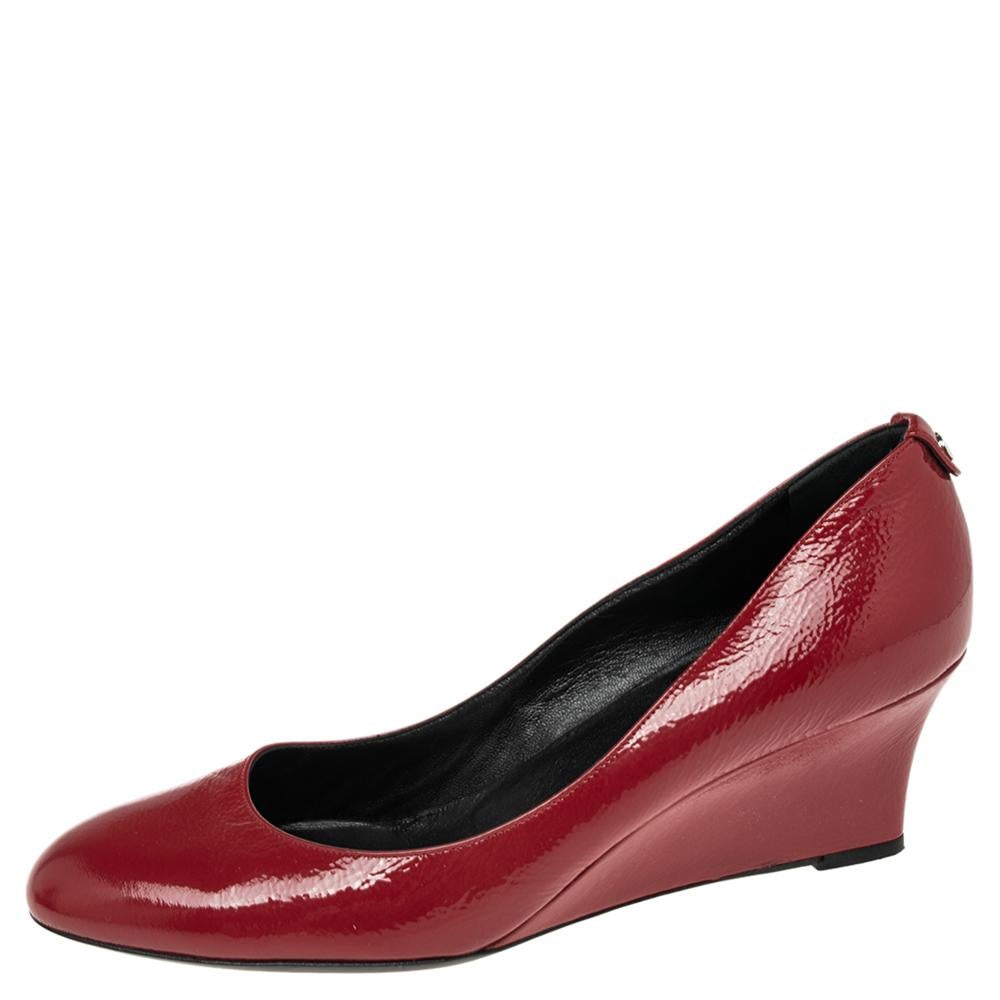 Women's Gucci Red Patent Leather Wedge Round Toe Pumps Size 40 For Sale