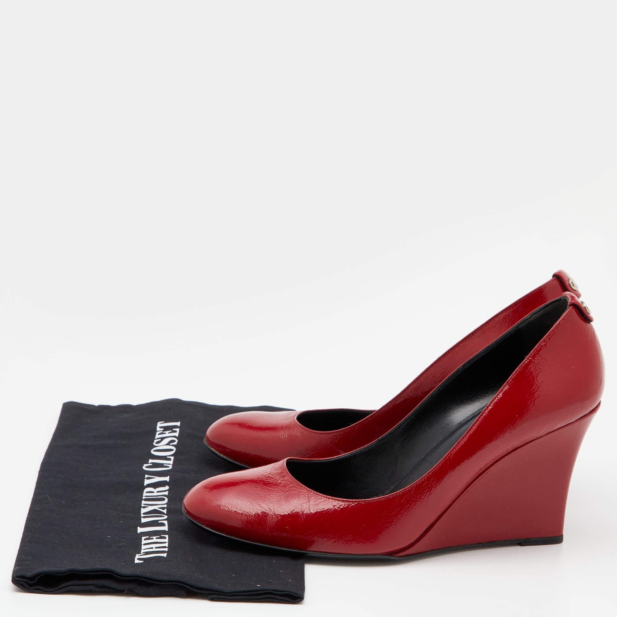 Gucci Red Patent Leather Wedge Round Toe Pumps Size 40 For Sale 3