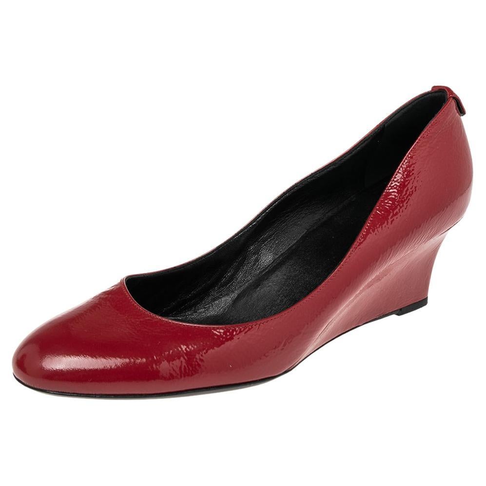 Gucci Red Patent Leather Wedge Round Toe Pumps Size 40 For Sale
