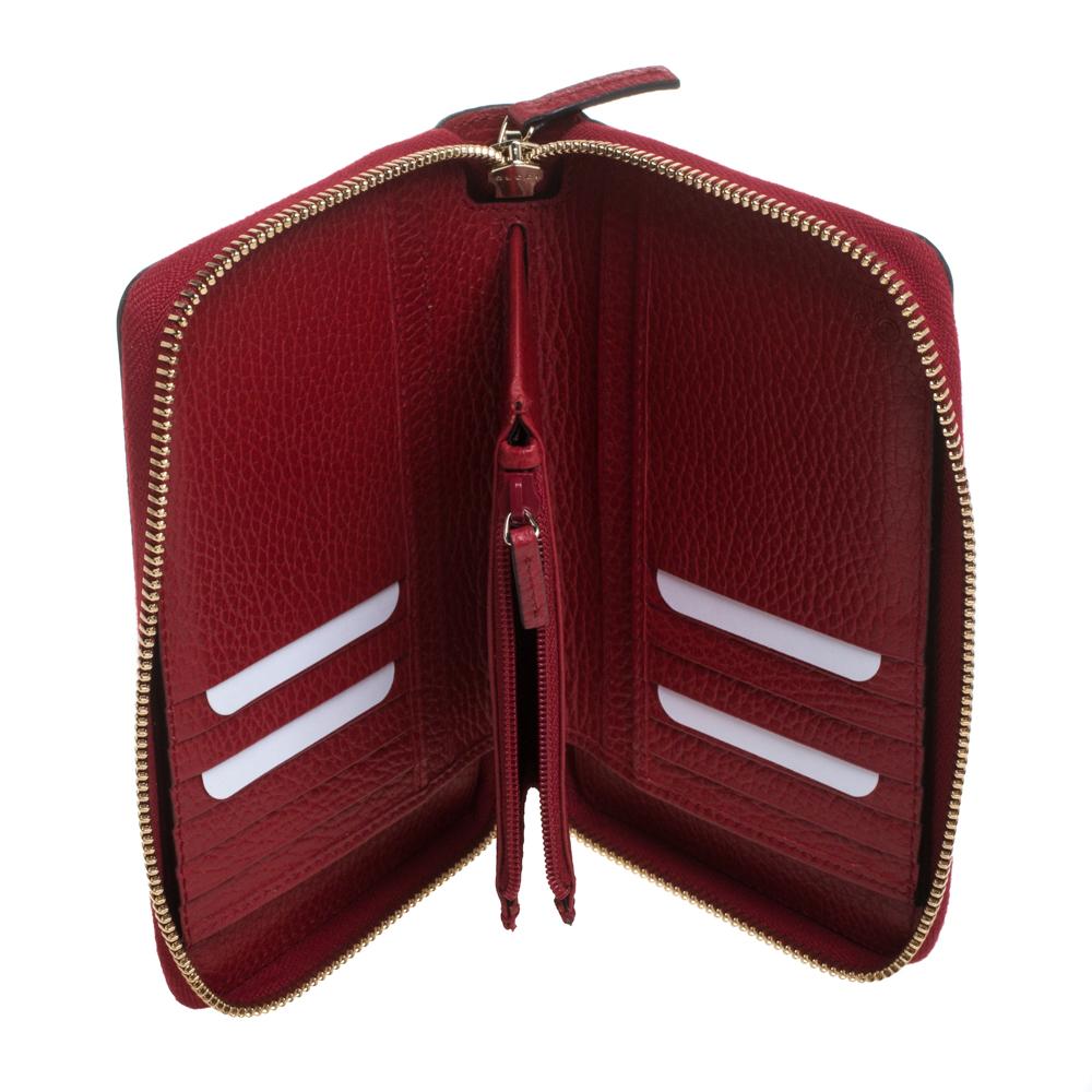 Gucci Red Pebbled Leather Zip Around Wallet In Good Condition In Dubai, Al Qouz 2