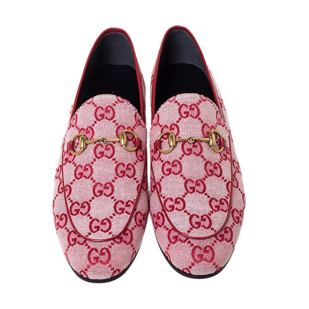 Set trends with these loafers from the house of Gucci. Meticulously crafted from GG printed canvas in the shades of red and pink, they feature a feminine exterior and the Horsebit detail in gold-tone on the vamps. Complete with comfy insoles and