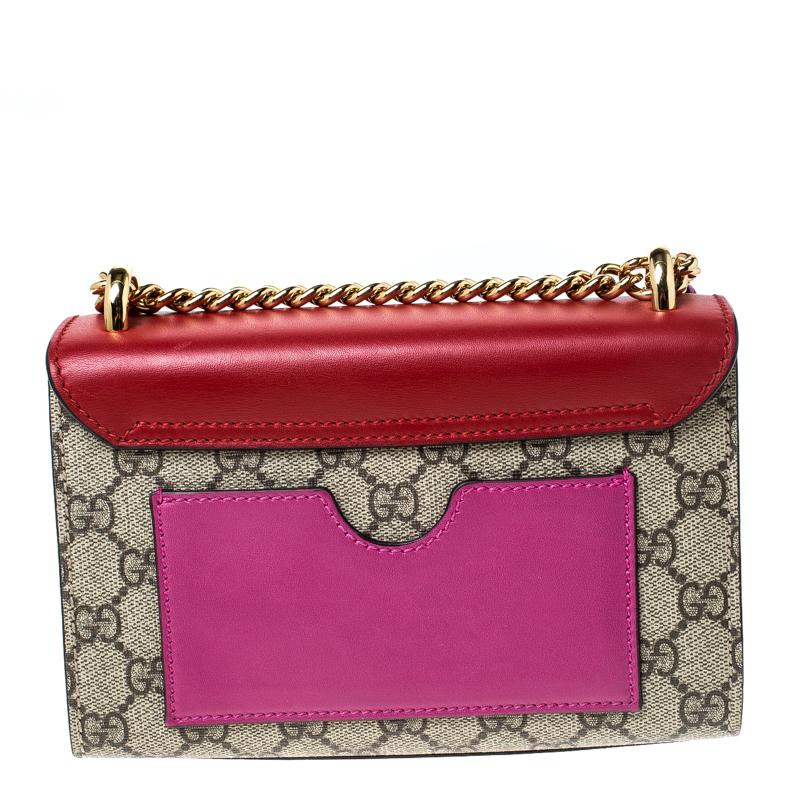 Swing this gorgeous bag and fetch endless compliments. This Gucci creation has been beautifully crafted from signature GG supreme canvas and styled with pink leather gussets and a red leather flap that carries a signature key lock. The insides are