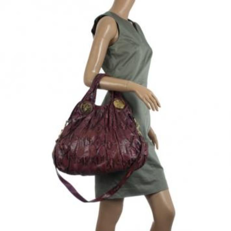 Ce sac à main Gucci Python Hysteria est cool et fonctionnel. Confectionné en cuir de python rouge, il est orné de l'écusson Gucci, d'une poignée unique et d'une bandoulière amovible. L'intérieur du fourreau est doublé de tissu Gucci monogramme et