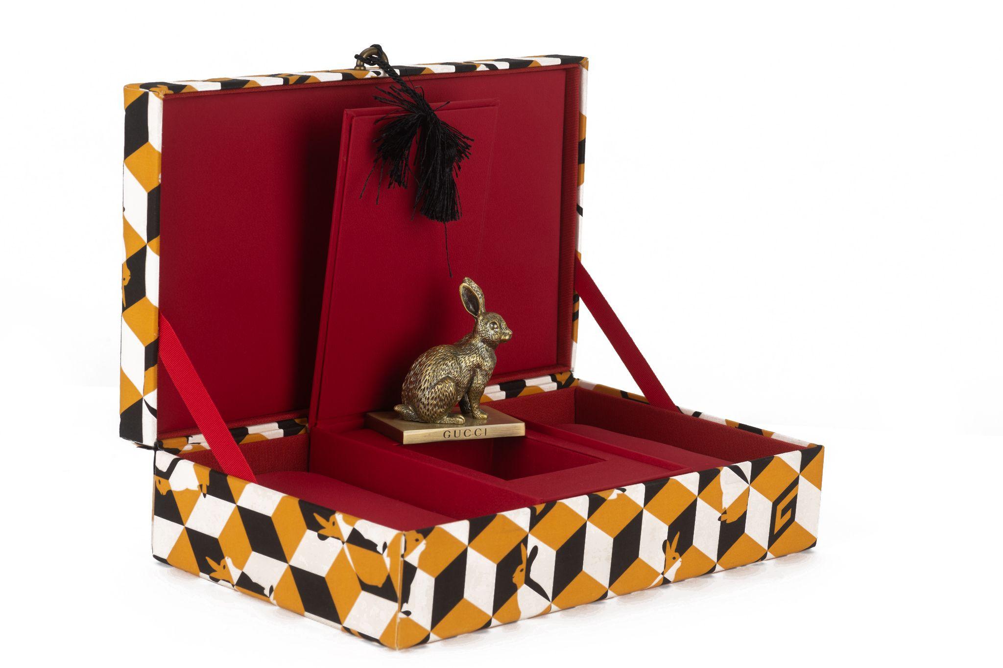 Questa rarissima scatola di Gucci è stata creata per celebrare il capodanno cinese del 2023, anno del coniglio. Il fermacarte Rabbit misura 3