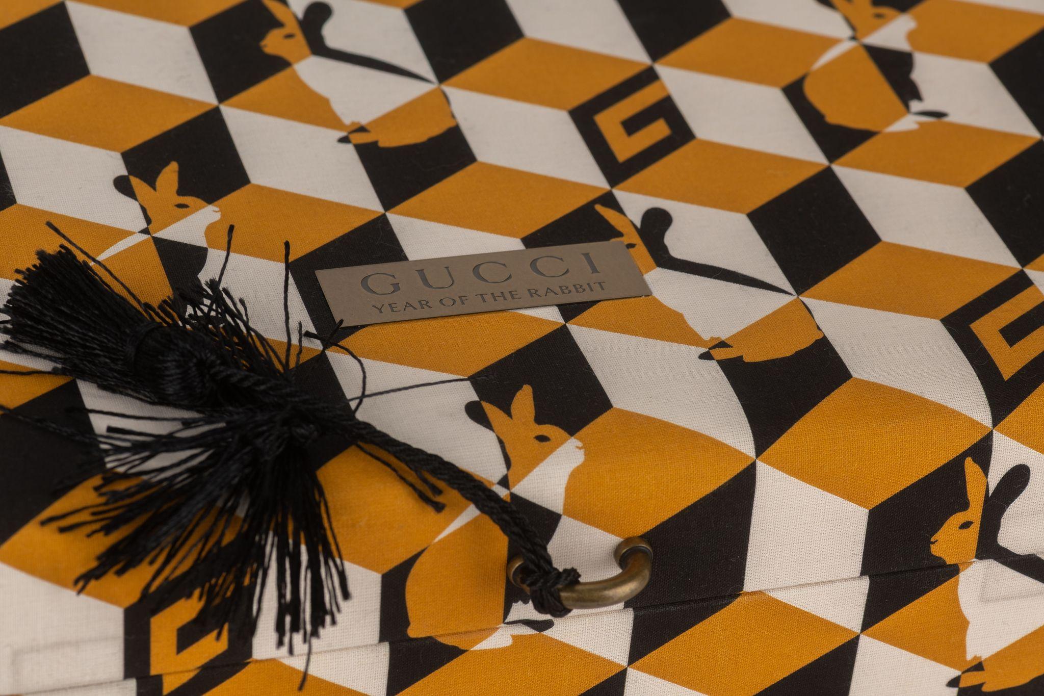 Portagioie con coniglio rosso di Gucci in vendita 2