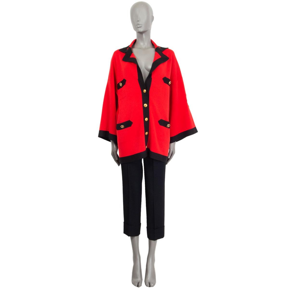 100% authentic Gucci anchor patch cardigan in red silk (61%) and cotton (39%) with black trim. Features an oversize fit, drop shoulders, four slash pockets that close with rounded gold and black buttons with GG-logo. Closes with a button fastening