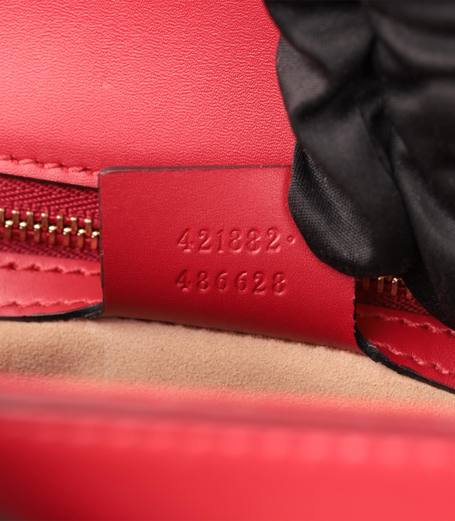 Gucci Sac à bandoulière moyen Sylvie en cuir de veau lisse rouge et toile marine en vente 5