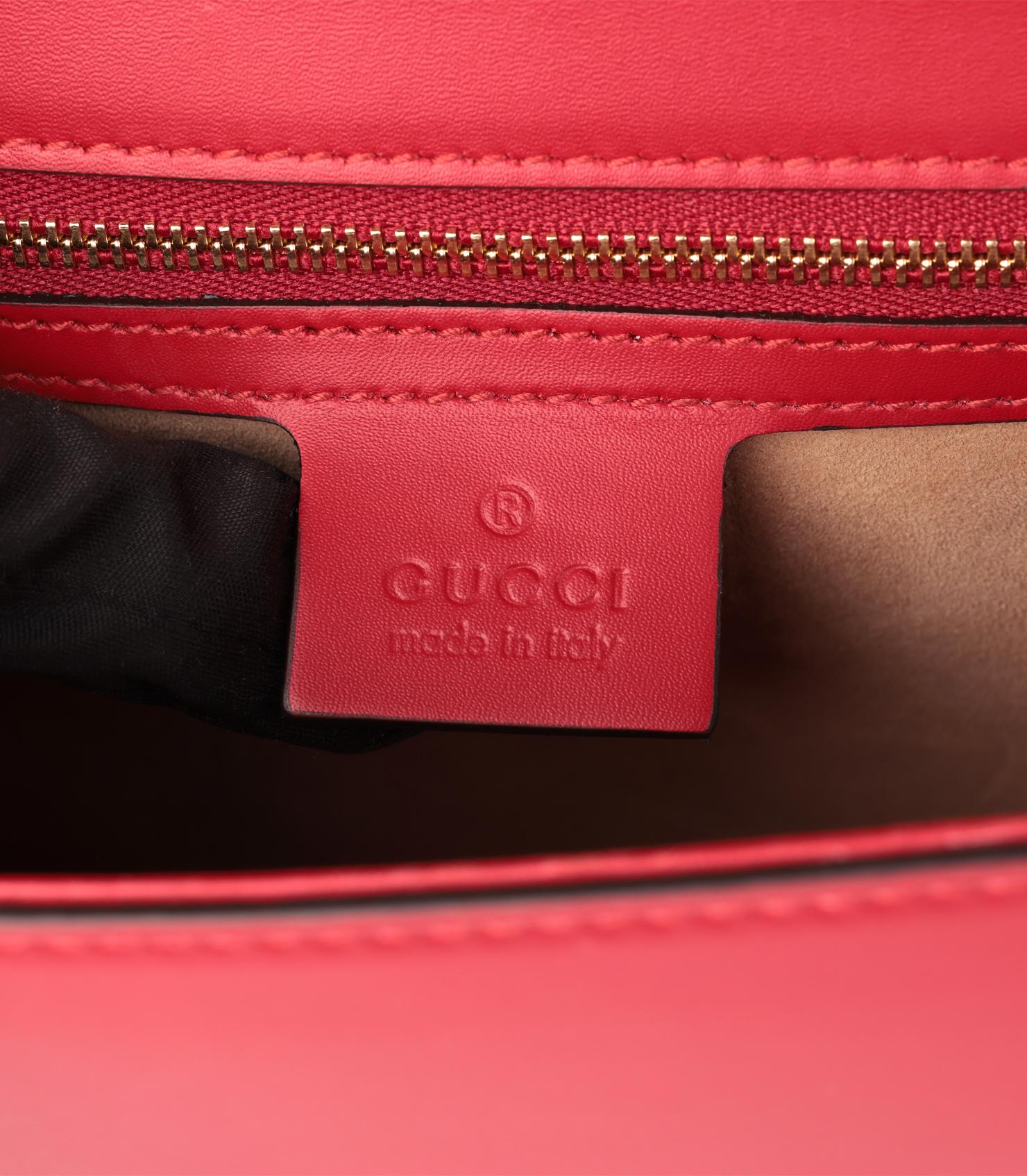 Gucci Sac à bandoulière moyen Sylvie en cuir de veau lisse rouge et toile marine en vente 3